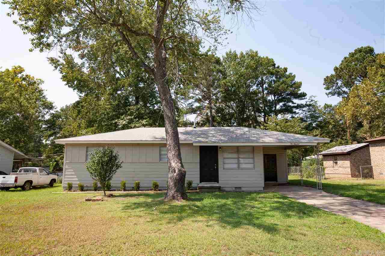 Newly Renovated 3bd/1ba house in Jacksonville . New paint throughout ,new carpet,new lighting. New cabinets and granite counter tops in kitchen . Fenced in yard ! Move in ready !