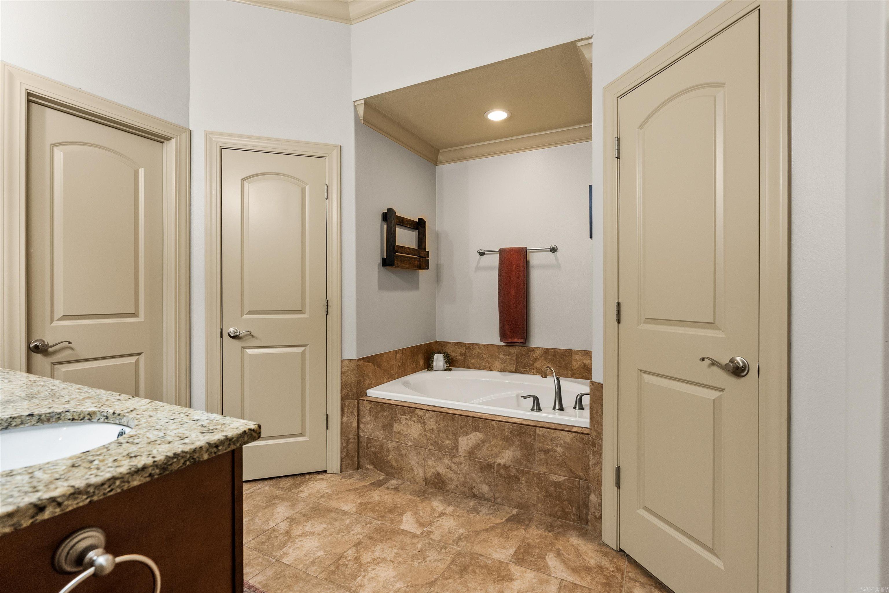 COUNTRY CLUB OF ARK THE - Residential