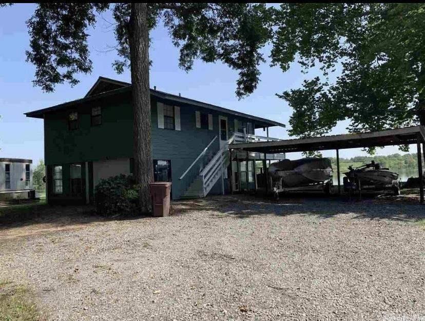 You won't believe the view of the Sunrises and Sunsets from the balcony overlooking the Arkansas River!  What a way to start your day! House has been raised so has additional 866 sq ft garage & storage area on ground level. This is something you really must see.   (And the seller was bring in some big fish while I was writing the listing for this house.!)  Don't miss this opportunity to enjoy easy living!