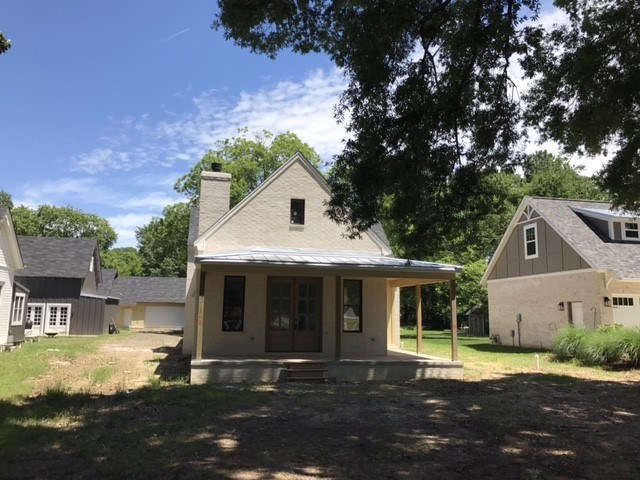 See this incredible home in Old Town Conway. Unique floor plan with designer touches throughout. Large front porch, hardie board siding, brick with German smear mortar finish. Spray foam incapsulated insulation, gas tankless water heater, large wood burning FP, upgraded certainteed asphalt shingles. Vaulted ceilings, JELD-WEN wood and aluminum clad windows, Jenn-Air gas range, pot filler, mahogany doors, custom closet system and 66" soaking tub in master with job built tile shower. Bonus room up.