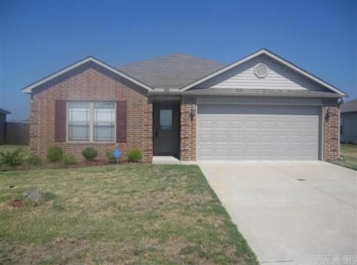 8 HR Notice! PRICED TO SELL! Awesome 3 bedroom, 2 full bath home with split floor plan.  Two separate bedrooms in the front of the home.  Laminate flooring just after the foyer flow thru the hallway into the living area.  Open concept eat in kitchen/dining area.  Master bedroom features a large walk-in closet and a soaking tub with separate shower in the master bath.  Large backyard, covered back porch, & two car garage, and doggie door complete this home! Refrigerator and security system with cameras stay!