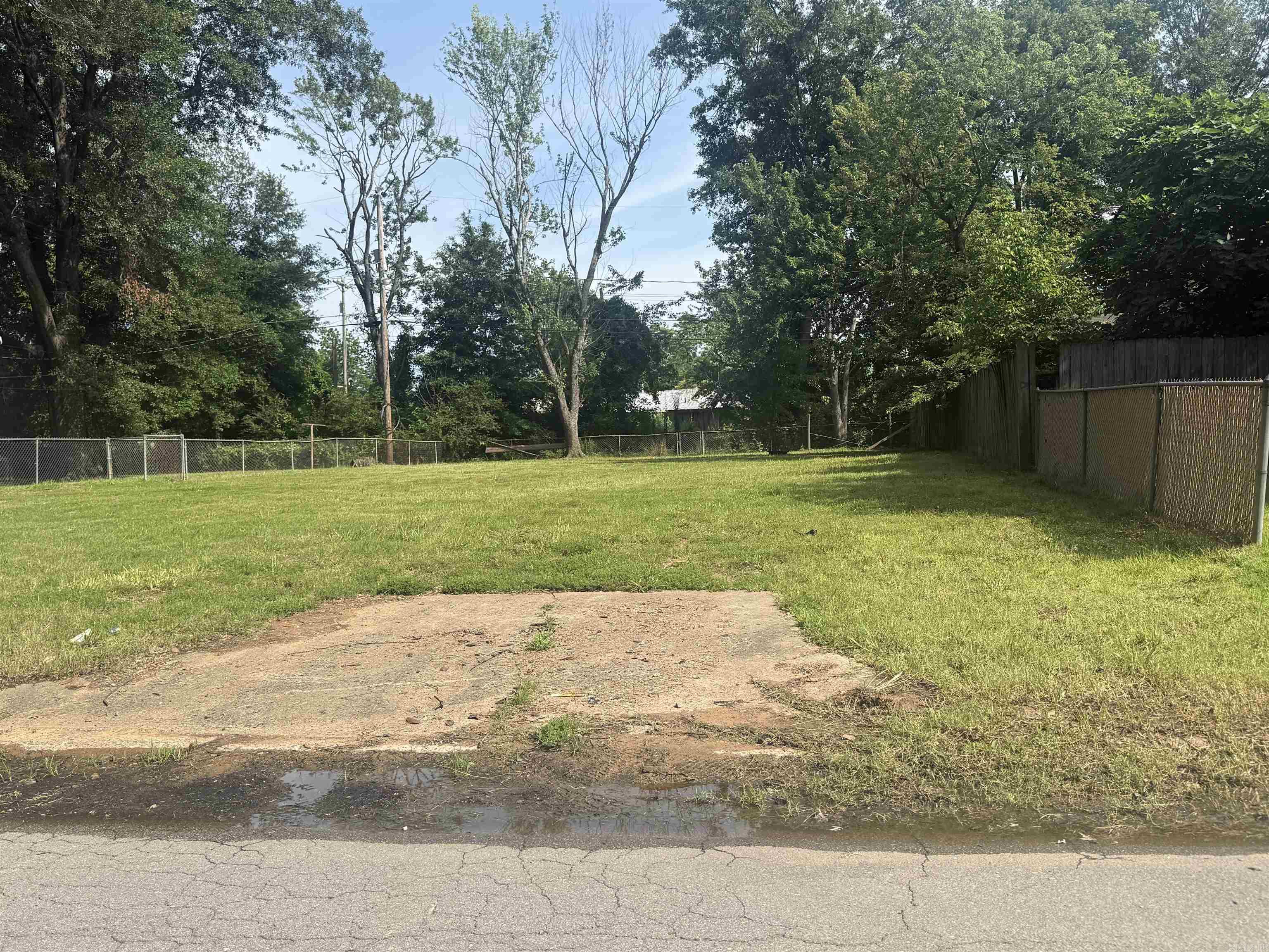 Beautiful Level lot in an established subdivision.  Build your dream home here!!
