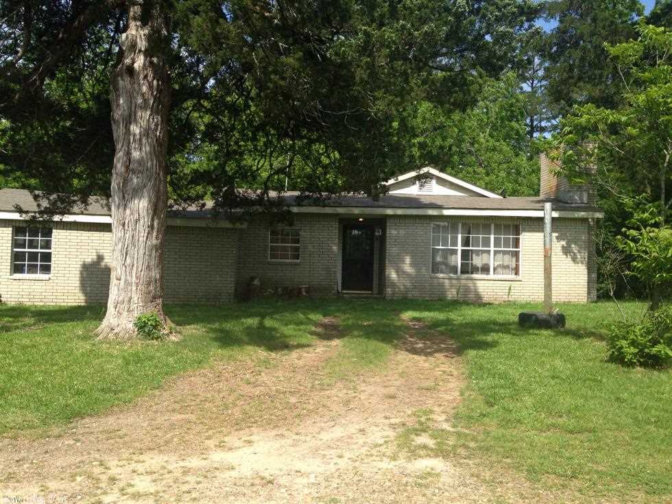 Nice Country setting! 2 BR 2 BA home on 5 acres, 5 minutes from Lake DeGray, less than 30 minutes to Arkadelphia. Includes an above ground salt water pool. A must see!