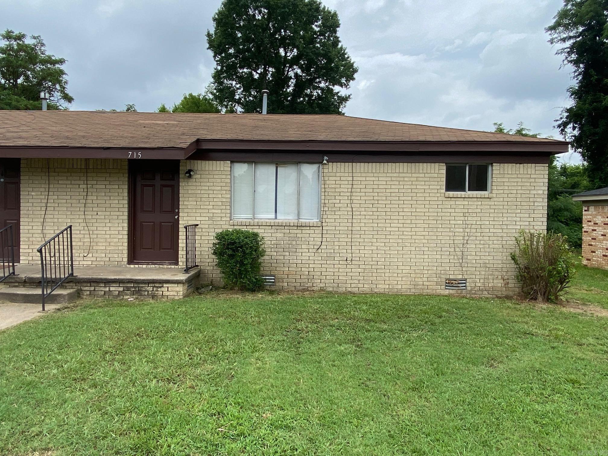 Don't miss out on this affordable duplex located close to everything you could need in Jacksonville. This cozy home features two bedrooms and one bathroom and comes equipped with a refrigerator. Call or text to get you're showing scheduled today!