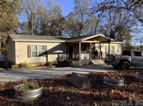 This modern fixed foundation home in Yellville features 3 bedrooms and 2 bathrooms, set on an impressive 2.40 acres of land, providing a peaceful suburban-rural atmosphere.