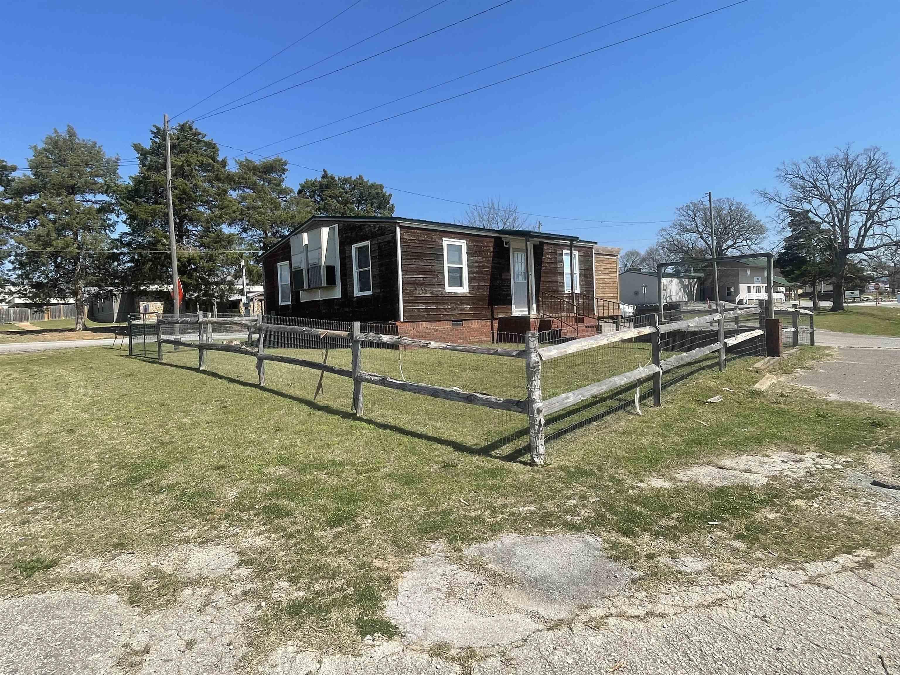 Take a look at this great office space located on W Main Street in Mountain View AR!! Have you been looking for a office building or storefront for your business that won't break the bank? This could be a perfect match for you. Building is currently set up with 4 offices and a full bathroom. Fenced in yard for pets for yard of this can be removed for additional parking. Great visibility and a great location will help insure your business has what it needs to succeed!! Call today to set up a showing!