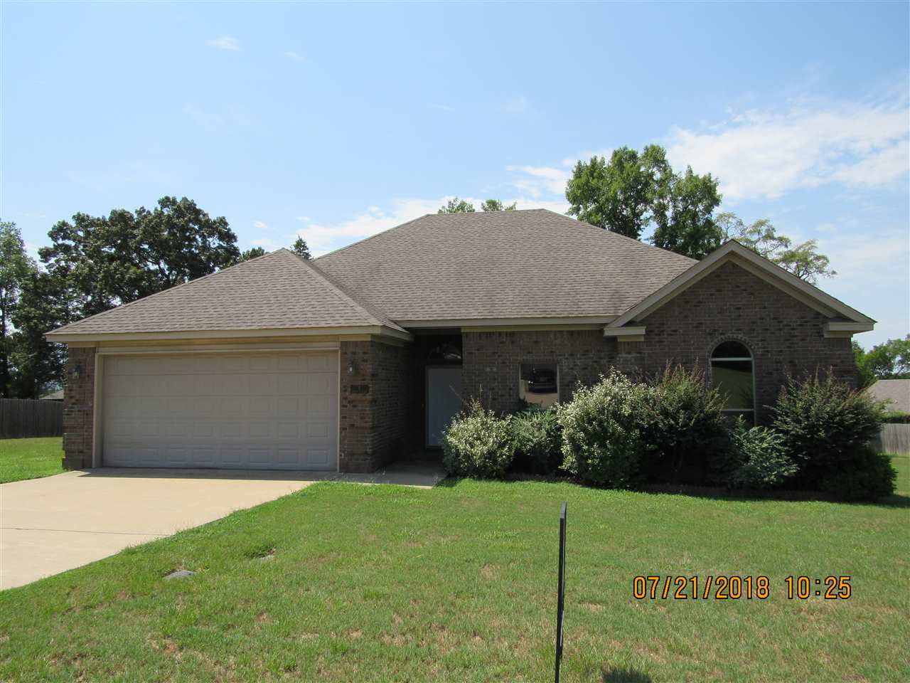 Well maintained 4 bedroom home in Greenbrier, split bedroom plan, spacious bedrooms, large family room with laminate floors, corner fireplace, large dining area, spacious kitchen with corner pantry, separate laundry room with washer & dryer hook-ups, deck, all electric. No Pets.
