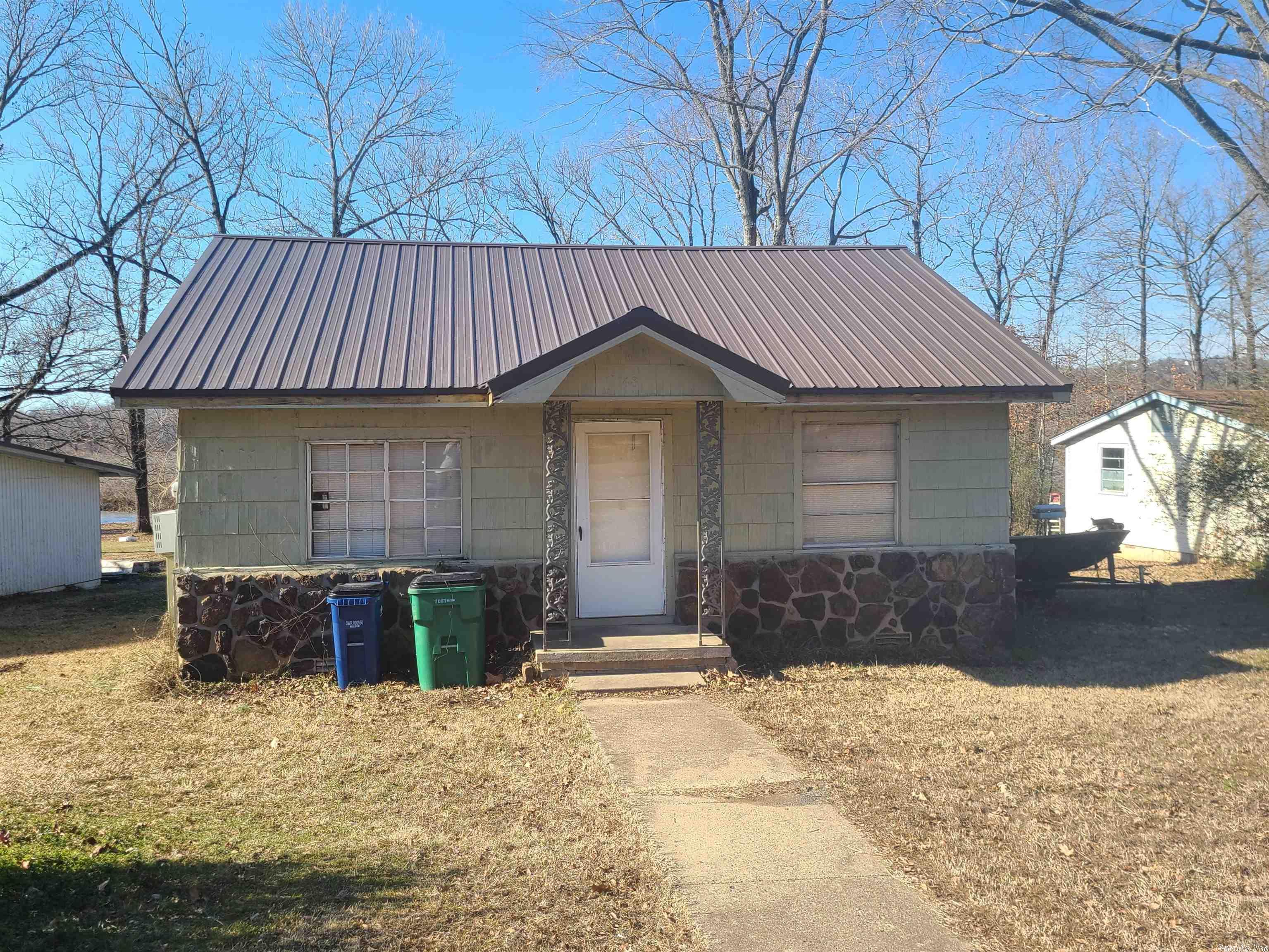 ***New Metal Roof! For Primary Residence, Investors Or Weekend Cabin On Lake Conway. VRBO/AIRBNB Are Doing Great On Lake Conway Too!. House Has 912 SF, 2 Beds/1 Bath. New Metal Roof Installed Dec. 2022. Back Of House Has Closed In Sunroom Overlooking Lake With View. Back Porch, Living Room, Kitchen And Laundry Room. Triangle Shaped Lot. Comes With Tenants Rent $600 Monthly On Time.