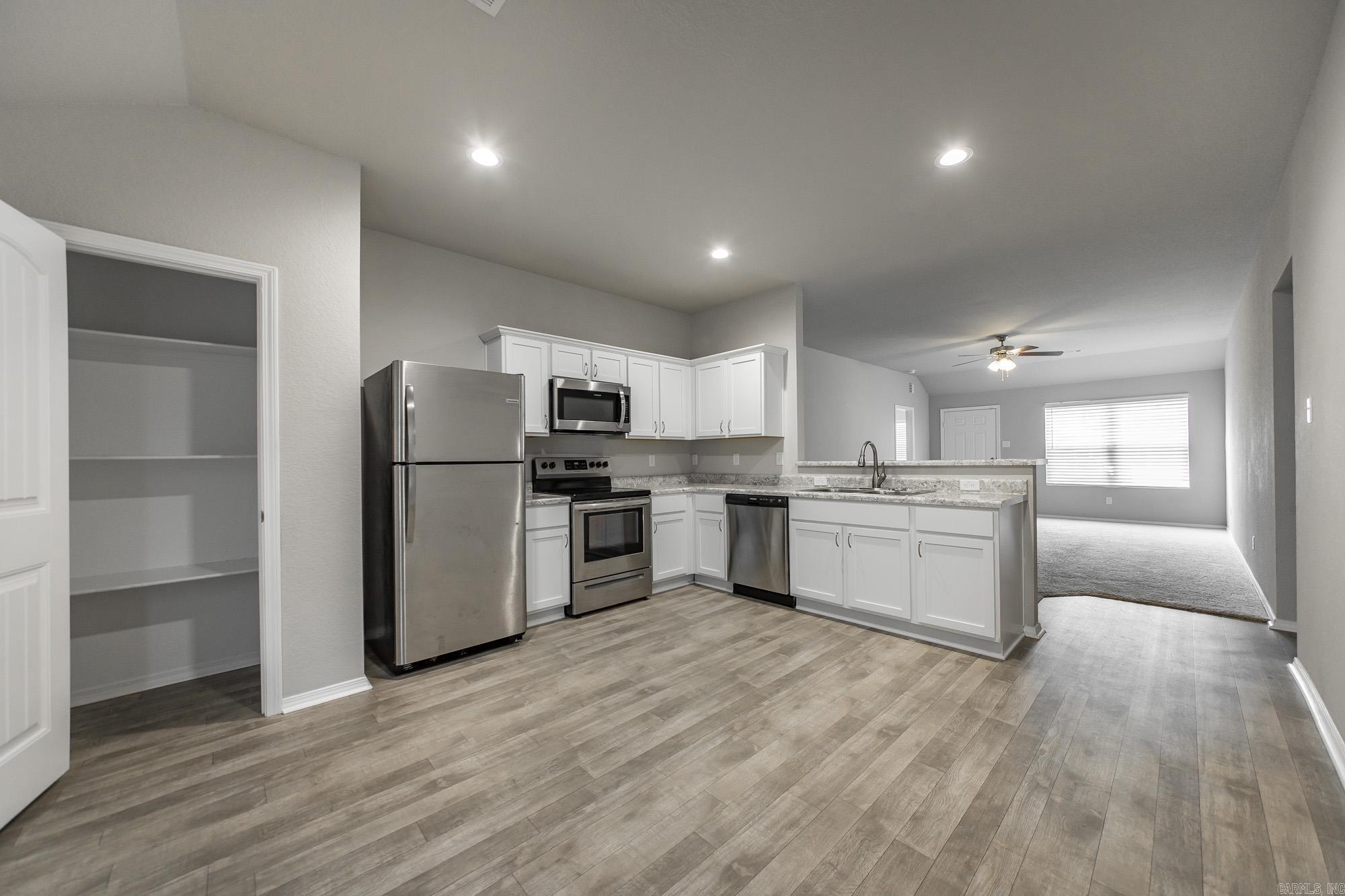 OAKLAND GROVE ESTATES - Residential