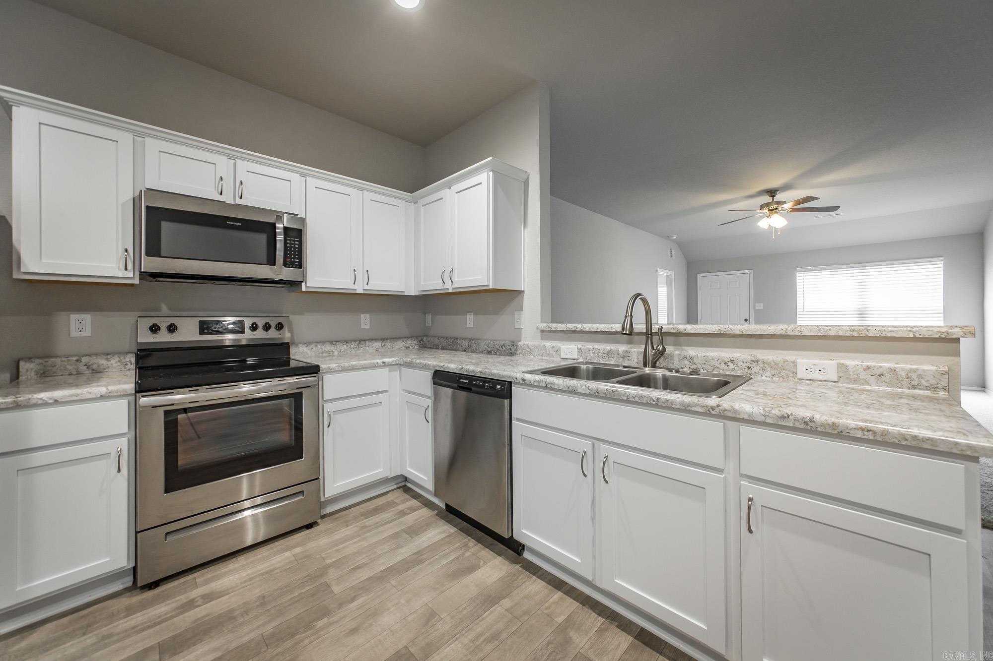 OAKLAND GROVE ESTATES - Residential