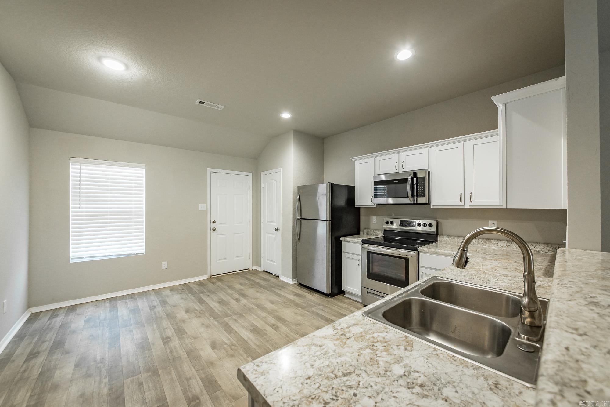 OAKLAND GROVE ESTATES - Residential