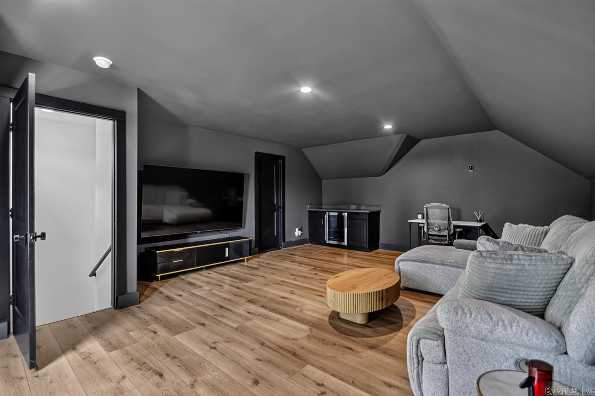 WHITE OAK MANOR - Residential