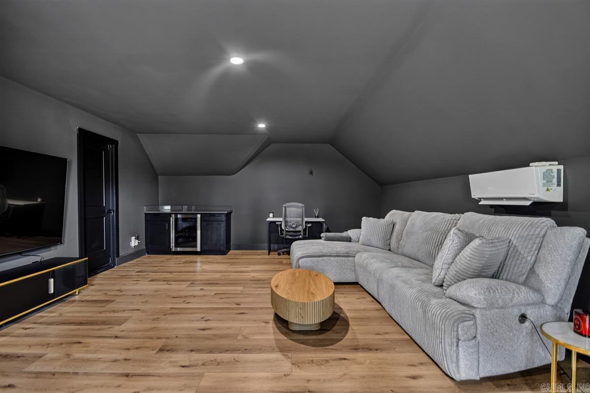 WHITE OAK MANOR - Residential