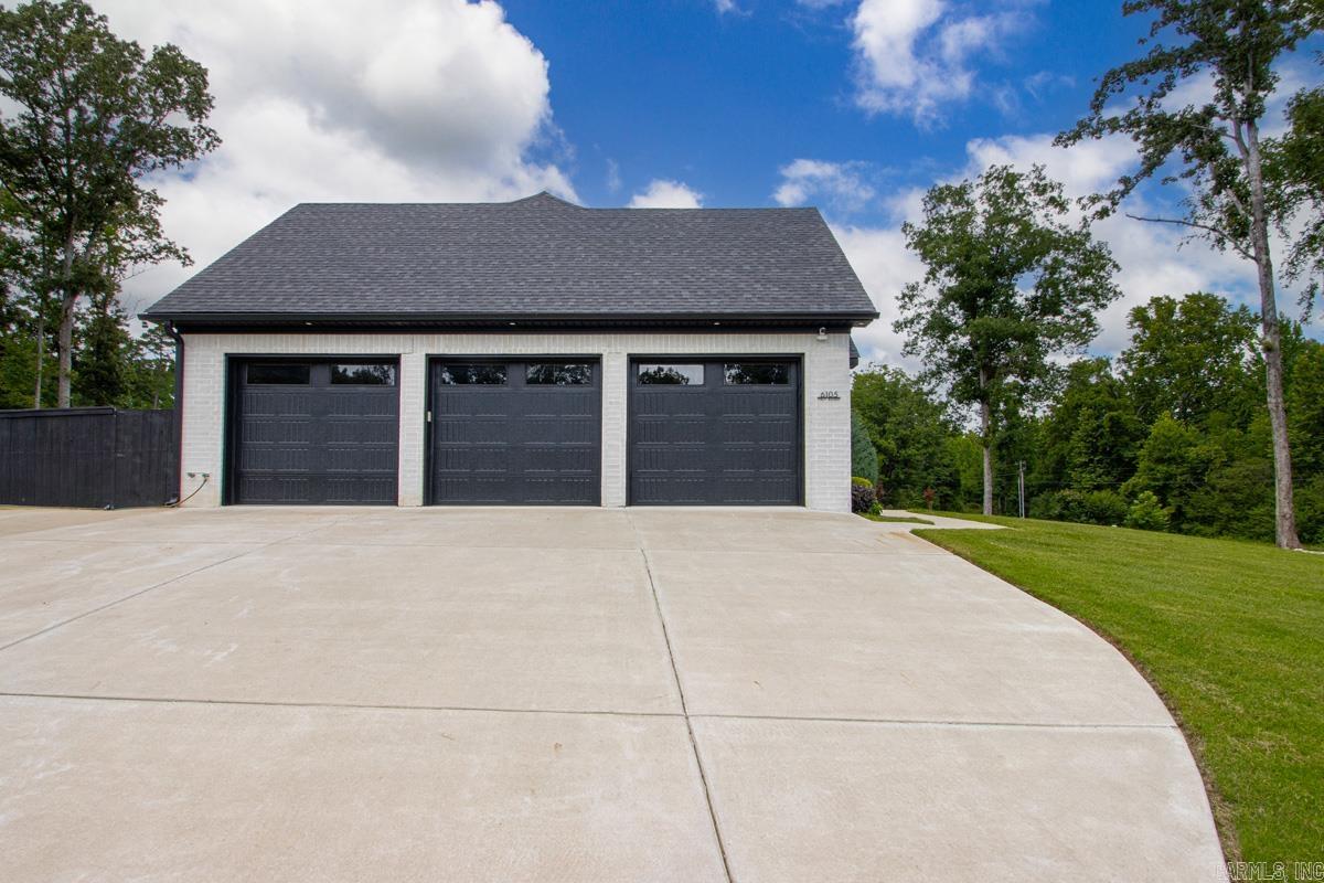 WHITE OAK MANOR - Residential