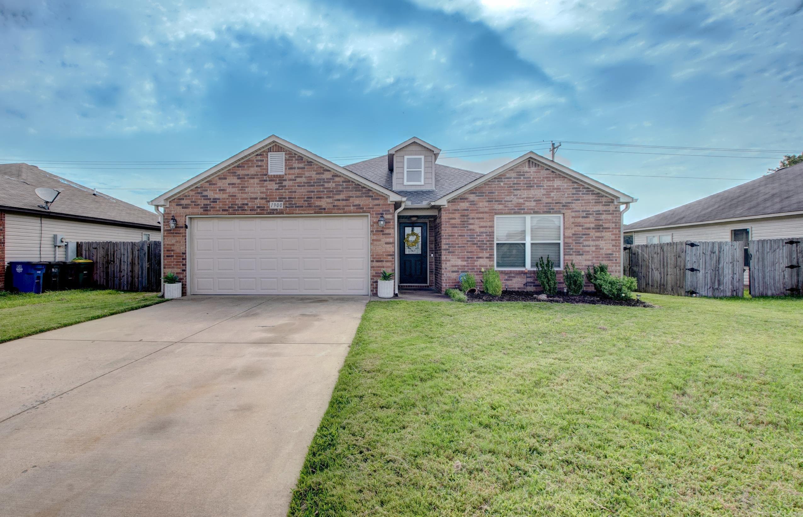 Welcome to the beautiful 1 owner home that features 3 bed-2 baths and a nice screened in back porch to enjoy each day.  Spacious kitchen offers breakfast bar, great cabinet storage, panty off laundry area, eat in area and it is open family room area.  Main bedroom has walk in closet and main bath features-2 sinks, tub and shower.  Backyard is fully fenced.  Call us today to see this home.