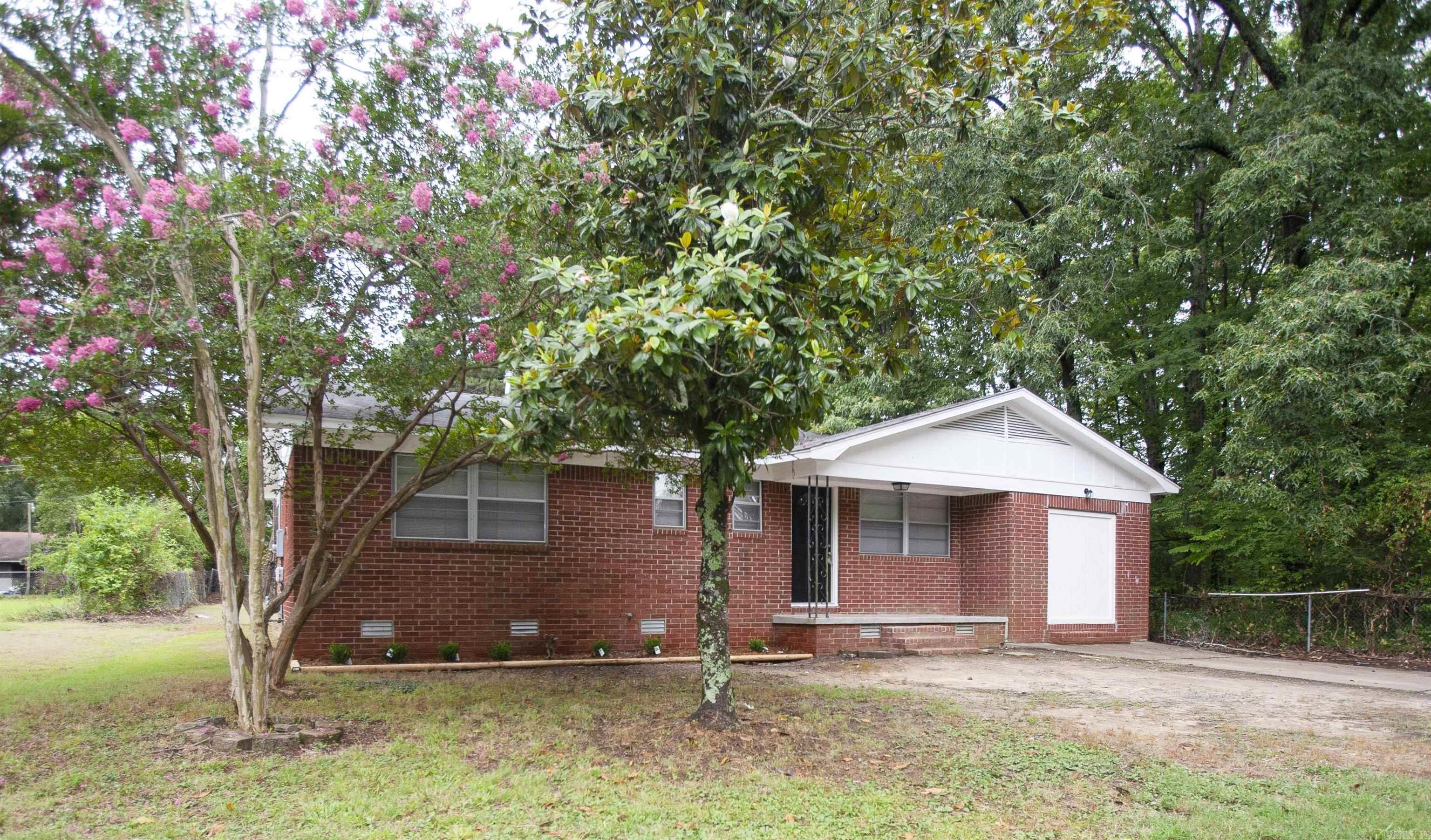 Adorable 3BR/1.5BA SWLR home for rent in Convenient location! The lease for this property is for 2 years with a 3% increase after the first year. Income has to be 3x the amount of rent unless you have a housing voucher.   **ALL PROPERTIES MAY NOT BE MOVE-IN READY*