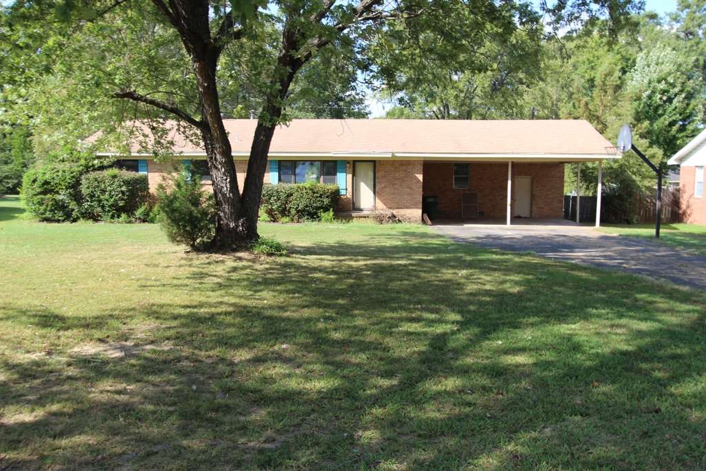 Great home in convenient location.  Large yard.  Seller must comply with HUD Guidelines 24 CFR206.125 and property is sold AS IS.