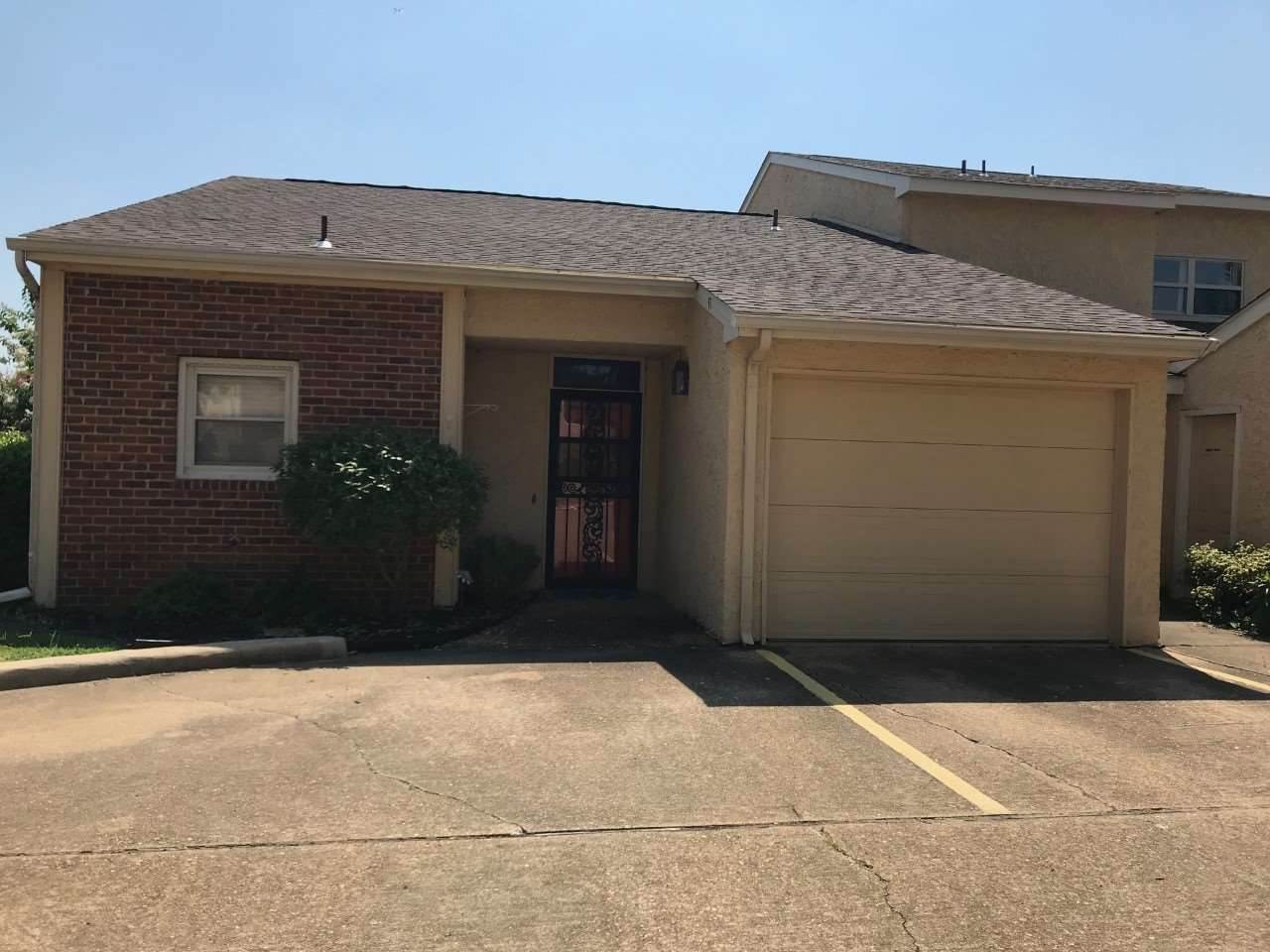 CONDO OFF BROWNS LANE ENTERED FOR MLS COMPS  2/2 VAULTED FAMILY ROOM, GAS LOG FP, LARGE PATIO, UPDATED KITCHEN AND FLOORING, GRANITE COUNTERS, LAMINATE AND CARPET