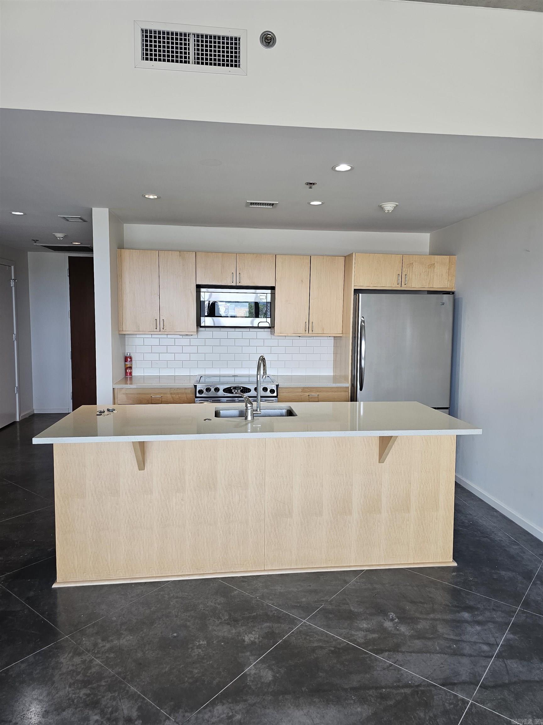 Experience urban living at its finest in this modern 1 bedroom, 1 bathroom condo. Enjoy breathtaking views from the large windows, filling the open-concept living space with natural light. The well-appointed kitchen, cozy bedroom, and stylish bathroom provide comfort and tranquility. Additional amenities include a fitness center, pool, and secure parking. Don't miss out on this captivating urban oasis in the heart of Little Rock. Schedule a viewing today!