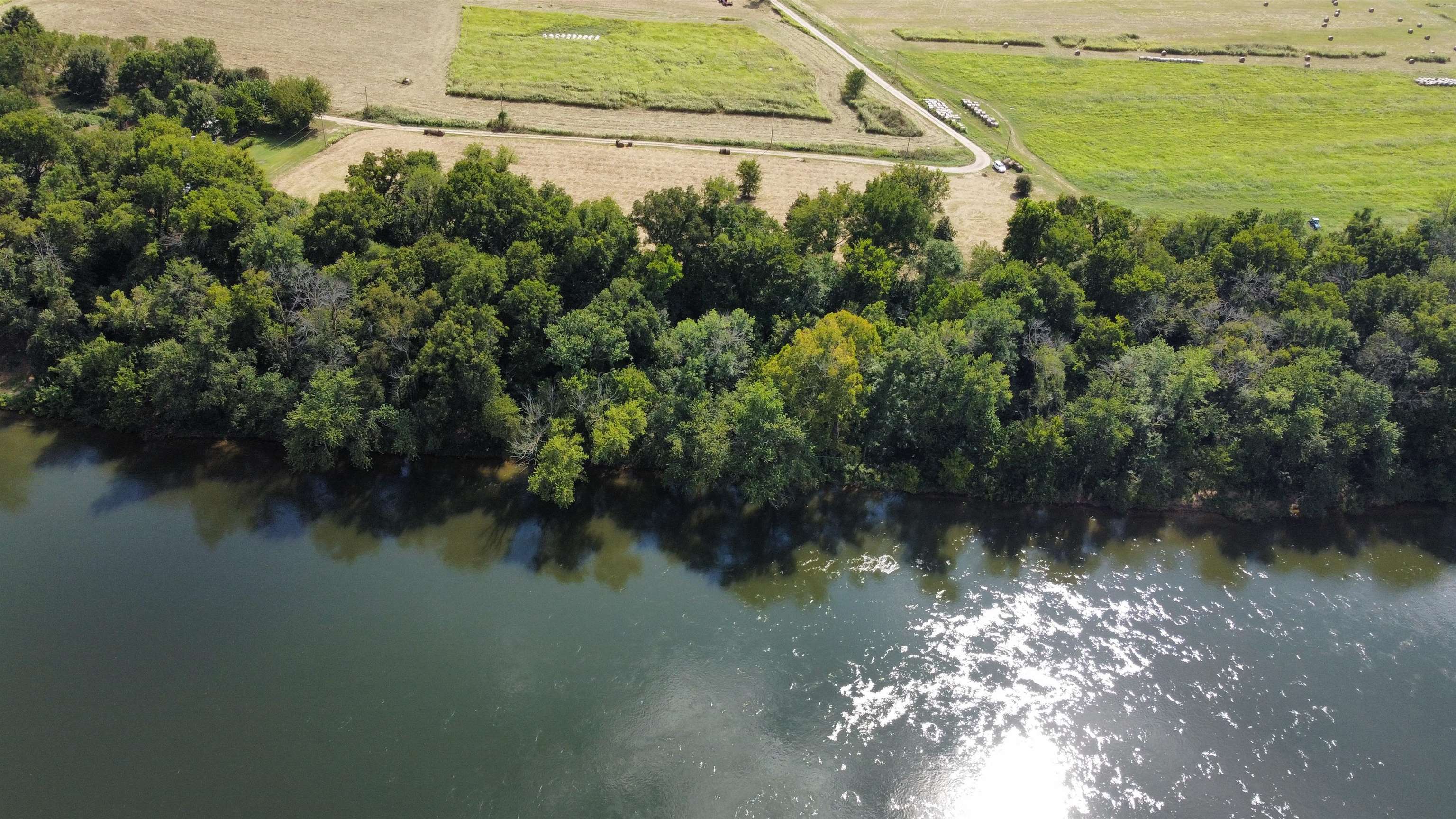 White River Getaway! This property is located on the famous White River, with gorgeous bluffs across the river and beautiful mountains as your background.  Sit back and relax and watch the river flow by, or launch your boat from the very close public boat ramp, and fish for supper.  Electric, water, phone and fiber optic available.