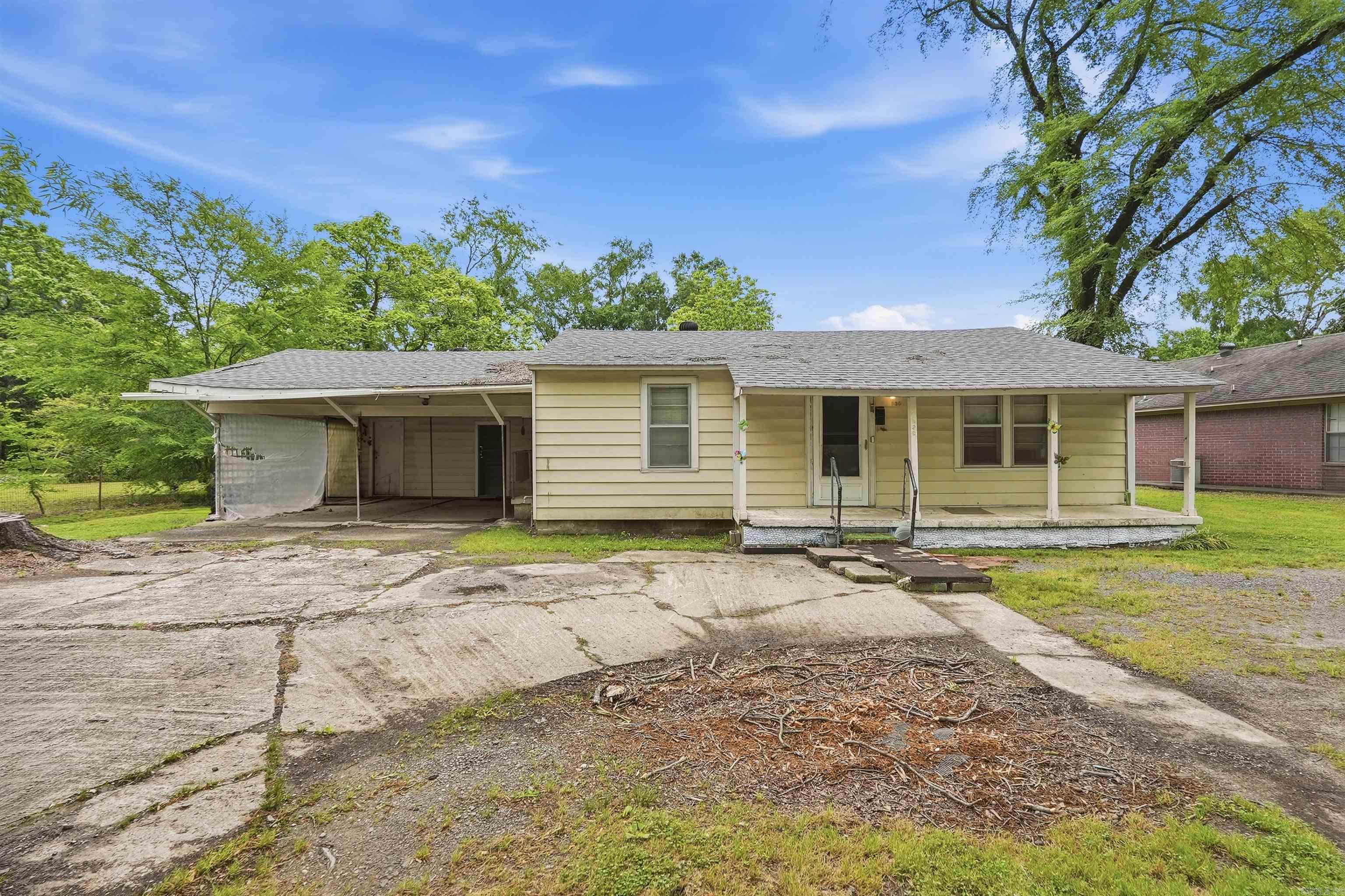 LOCATION IS THE KEY TO THIS PROPERTY. EASY ACCESS TO THE INTERSTATW, SHOPPING, RESTURANTS, AND SO MUCH MORE.  A LITTLE TLC WILL BRING THIS CHARMER BACK TO ITS GLORY DAYS! CALL CSS FOR SHOWINGS.