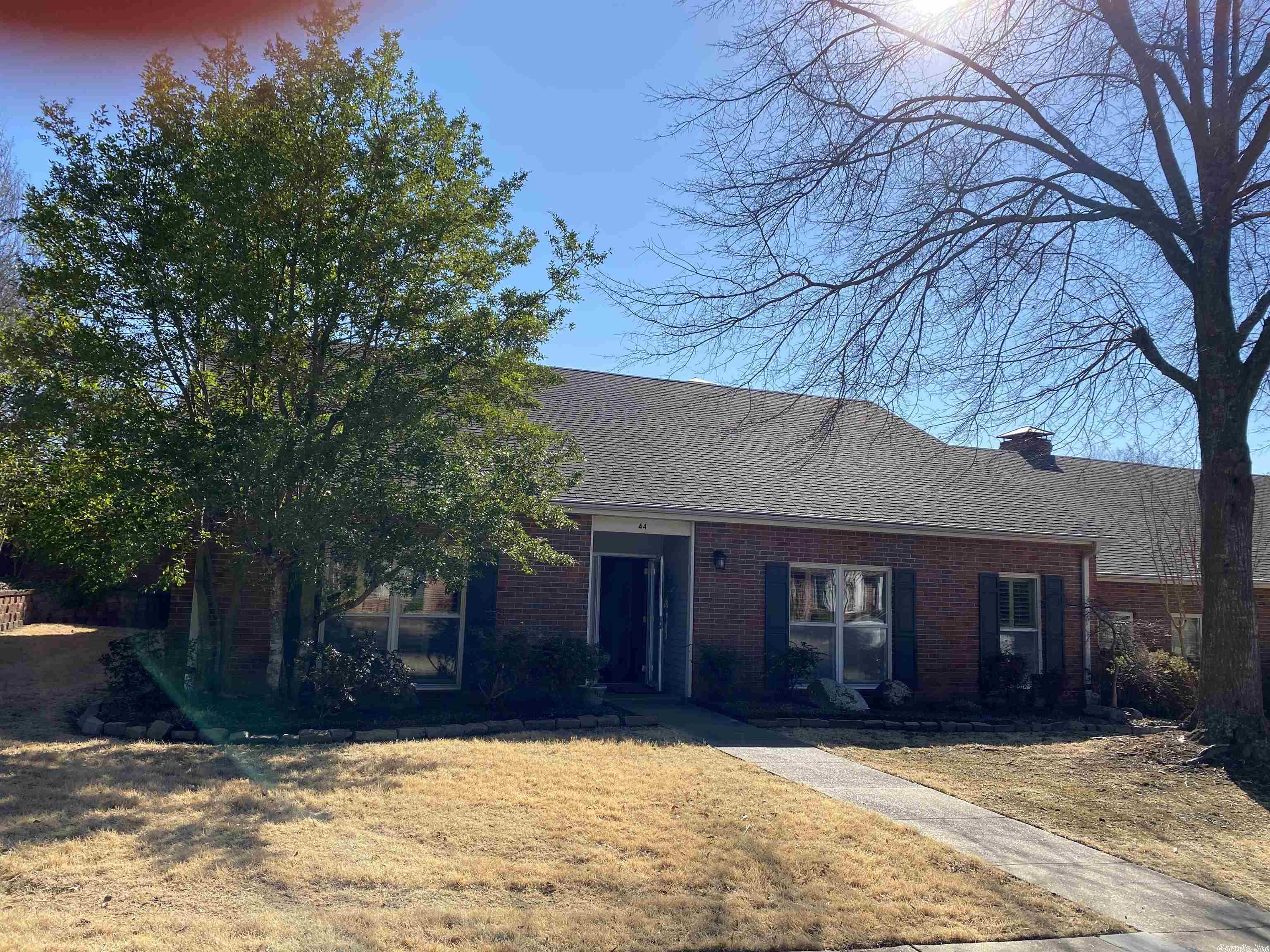 Beautiful 2 bedroom, 2 bath, one level townhome in the gated Countrywood subdivision. It features a large great room, formal dining room, den/office, large master suite, eat in kitchen