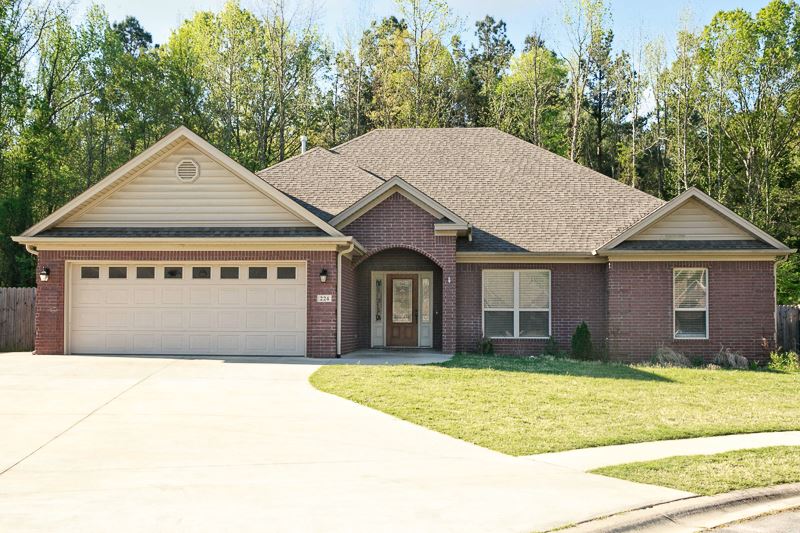 Beautiful home on quiet culdesac area with little traffic! Hardwood flooring in living and sun room area with gorgeous stained fireplace/TV center.  Granite counters in custom kitchen accented by stone backsplash, gas stove, pot filler and "to die for" walk in pantry! Even coffee center! Split bedroom plan with separate guest room.  Laundry room has built in coat rack/mud area for after school backpacks and sports bags! Don't forget the staircase in the garage for attic access!  For comps, see agent notes