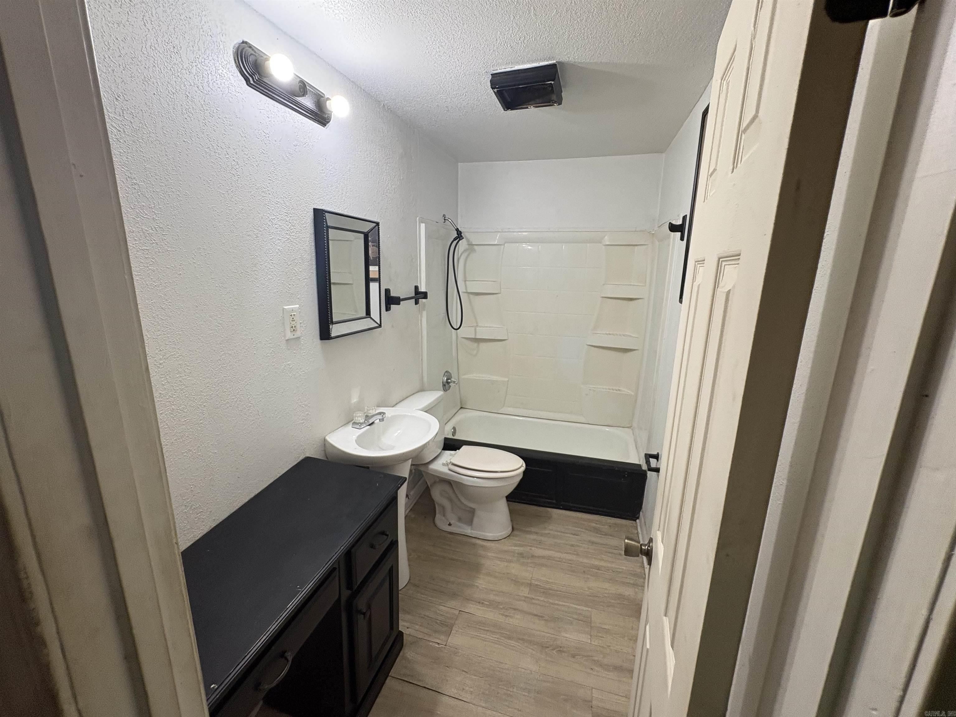 TEMPLES 3RD - Residential