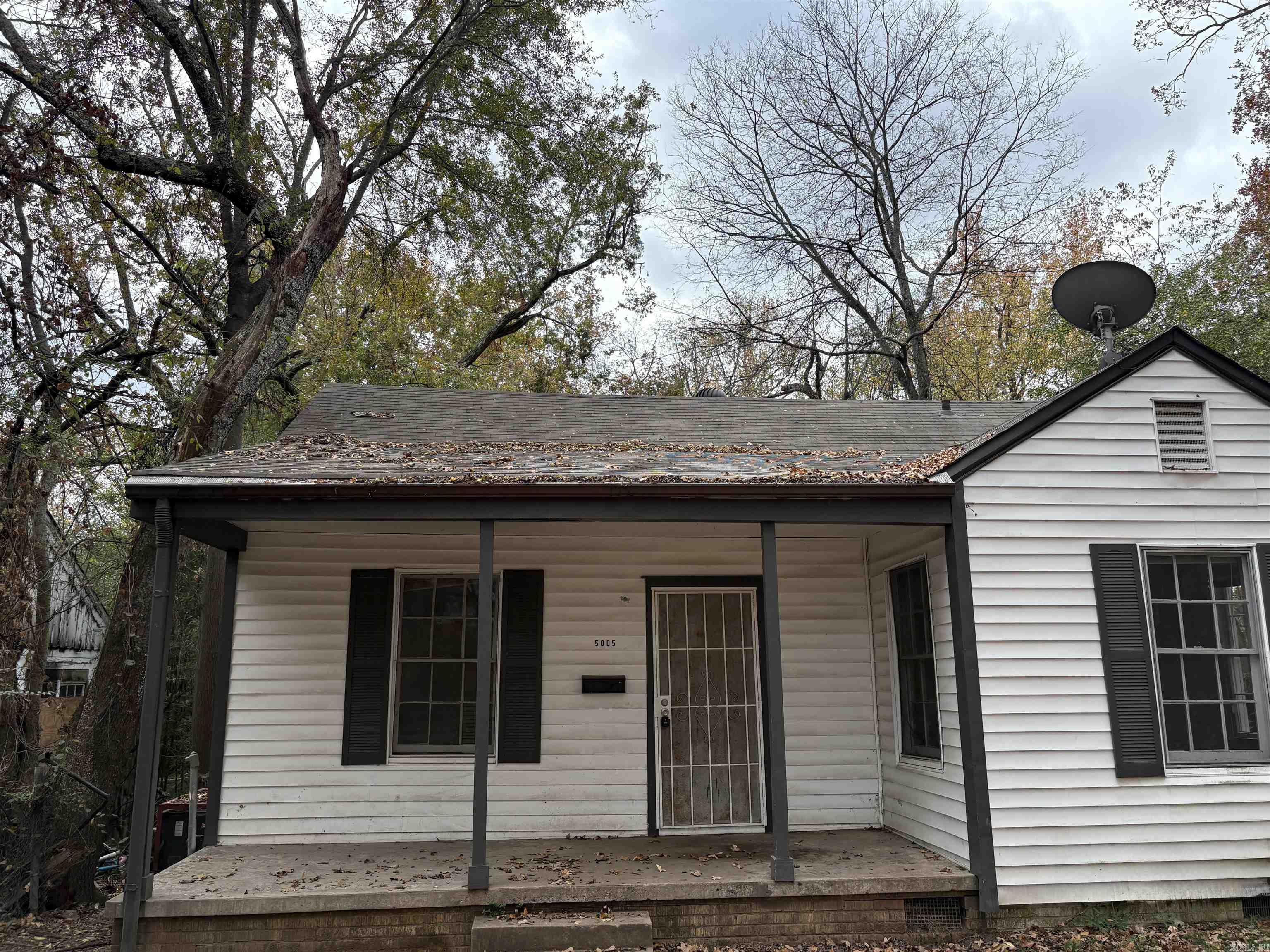 Welcome to this charming older home offering comfort and character in a quiet, well-established neighborhood. This property features 3 bedrooms and 1.5 bathrooms, perfect for those seeking a cozy and functional living space. Enjoy relaxing mornings or evenings on the spacious front porch, and take advantage of the nice backyard, ideal for outdoor activities or entertaining. Home Features:   3 bedrooms 1.5 bathrooms Quiet neighborhood Spacious front porch Nice backyard Washer and dryer connections Stove included Tenant to provide refrigerator Rental Terms:   Monthly rent: $950   Security deposit: $950   Application fee: $35 per applicant (required for all applicants 18 years and older)   No pets allowed  This home offers a great balance of space, charm, and affordability. Contact us today for more information or to schedule a showing!