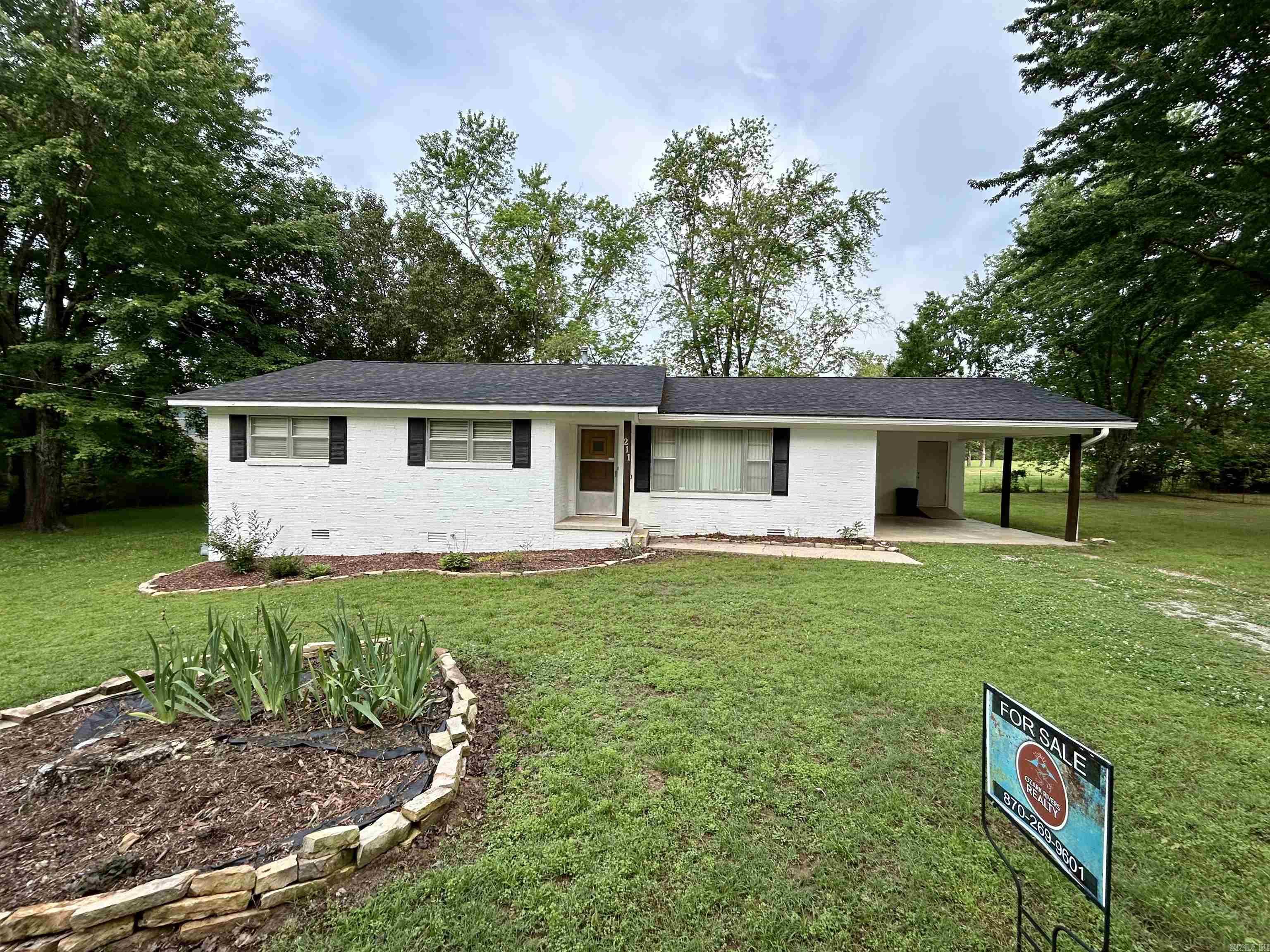 Walk to the Courthouse Square in Mountain View!  This sturdy, move-in-ready, 1400 square feet, 3 bedroom/ 2 bath house has great bones and received a new roof in 2023.  It also has an updated kitchen with new cabinets, a low maintenance brick exterior, and extra outside storage. The lot is level, clean, and easy to mow and maintain. This home offers a lot in terms of value and convenience. Call listing agent, Rebecca Stair, with Ozark Rivers Realty to schedule your showing.