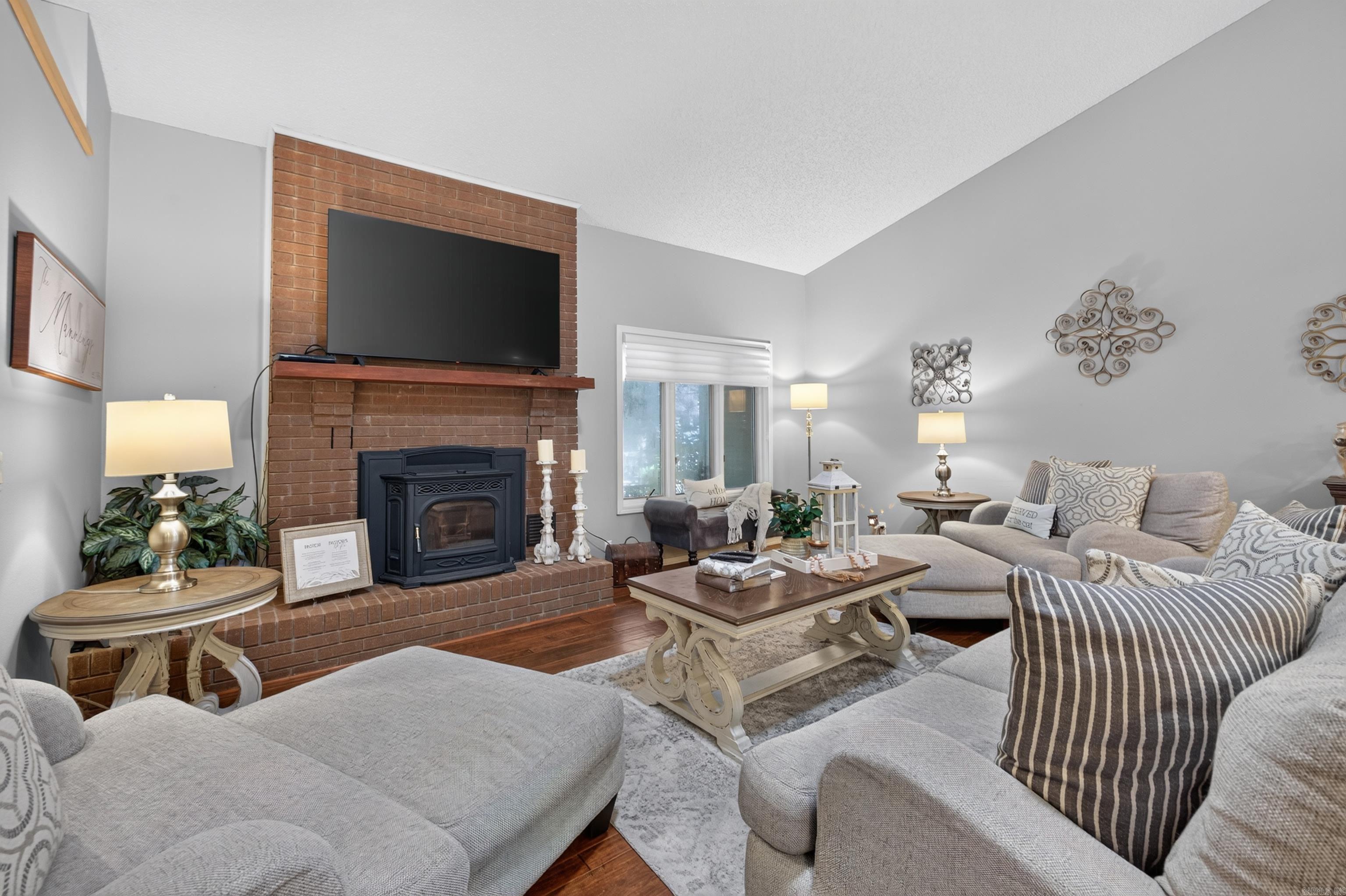 VILLA ALEGRE COURTS - Residential