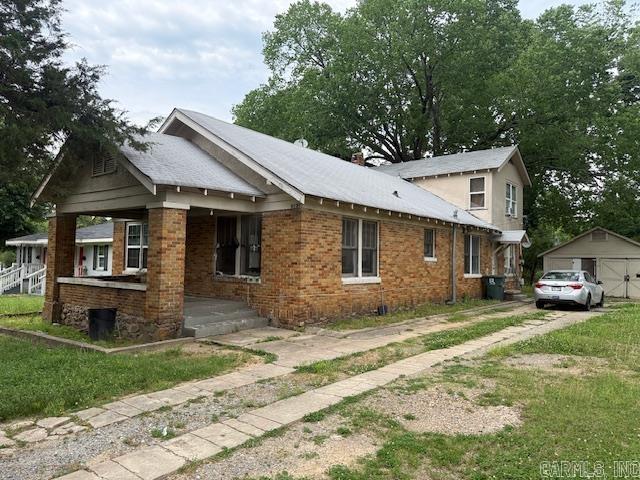 Great investor opportunity here.  Instant revenue generating duplex in busy location right off of Asher Ave.  See showing remarks please.