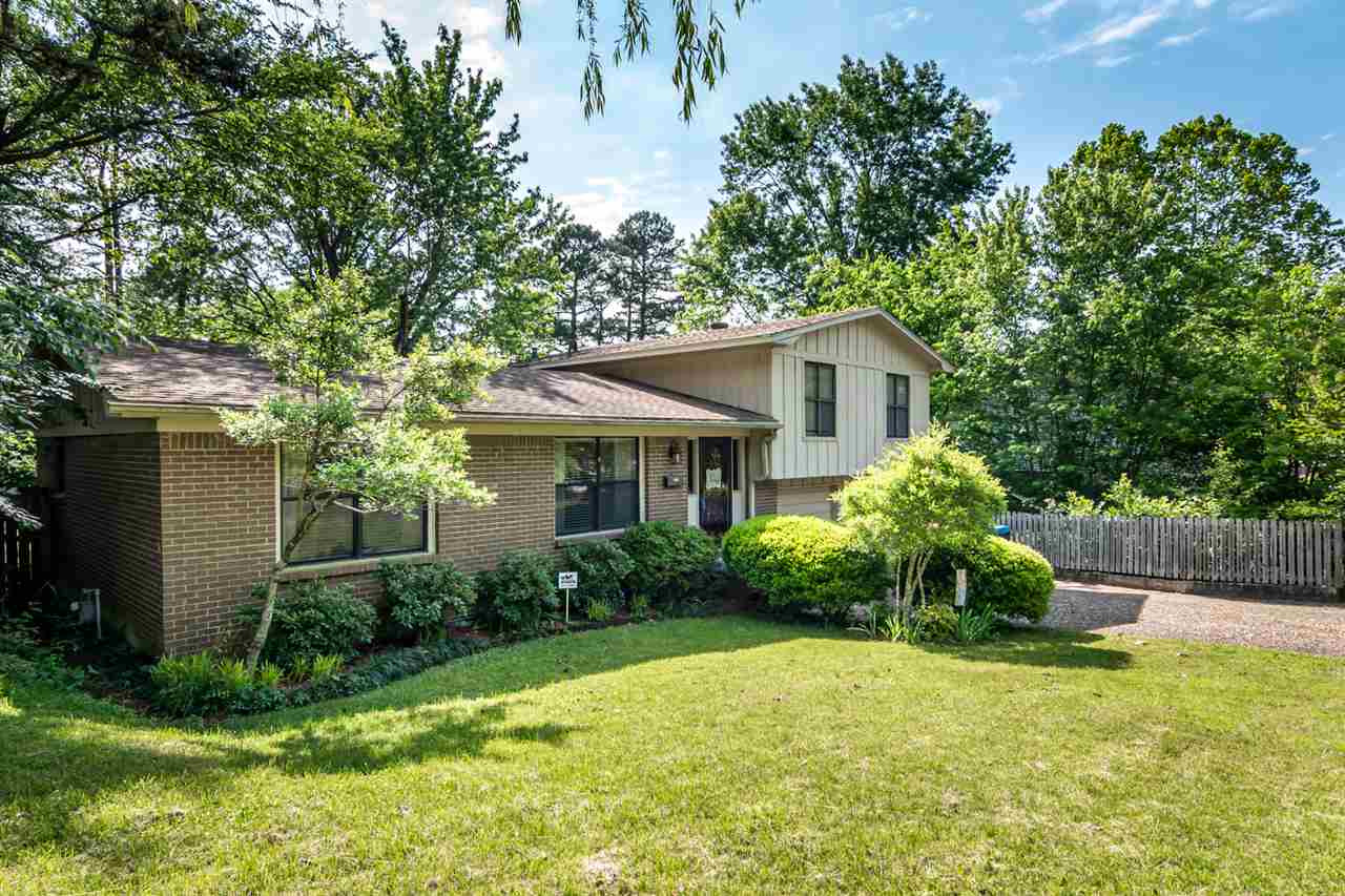 Move-in ready - just bring your furniture! Wood floors main level. Two living areas. Kitchen renovated 2016, gas range. Gorgeous big backyard with three level deck. Can see Lake Foreman from backyard. A/C 2018. Fence 2016. HWH 2016. Roof 2009.