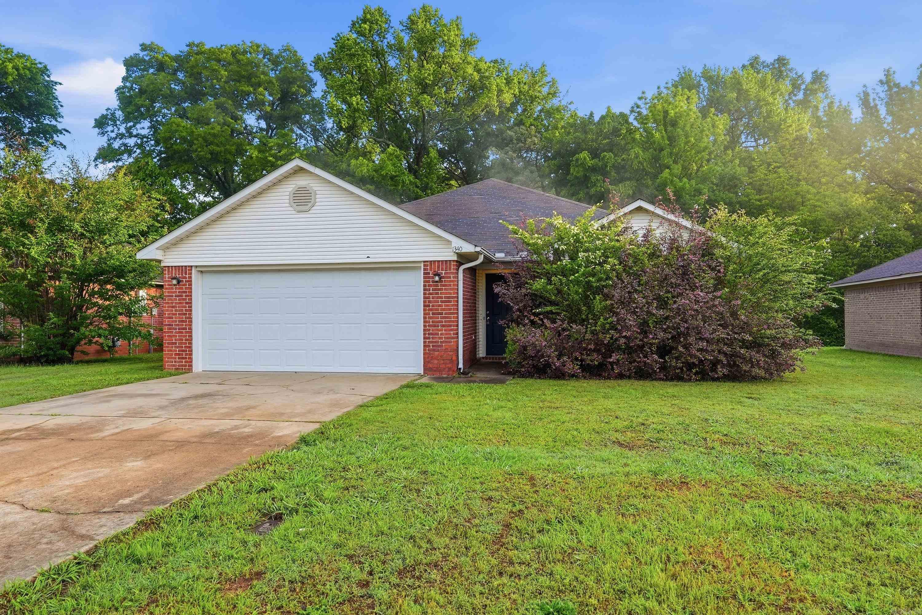 3 bed 2 bath home in Copper Cove subdivision. Located close to Dave Ward, shopping, and schools.