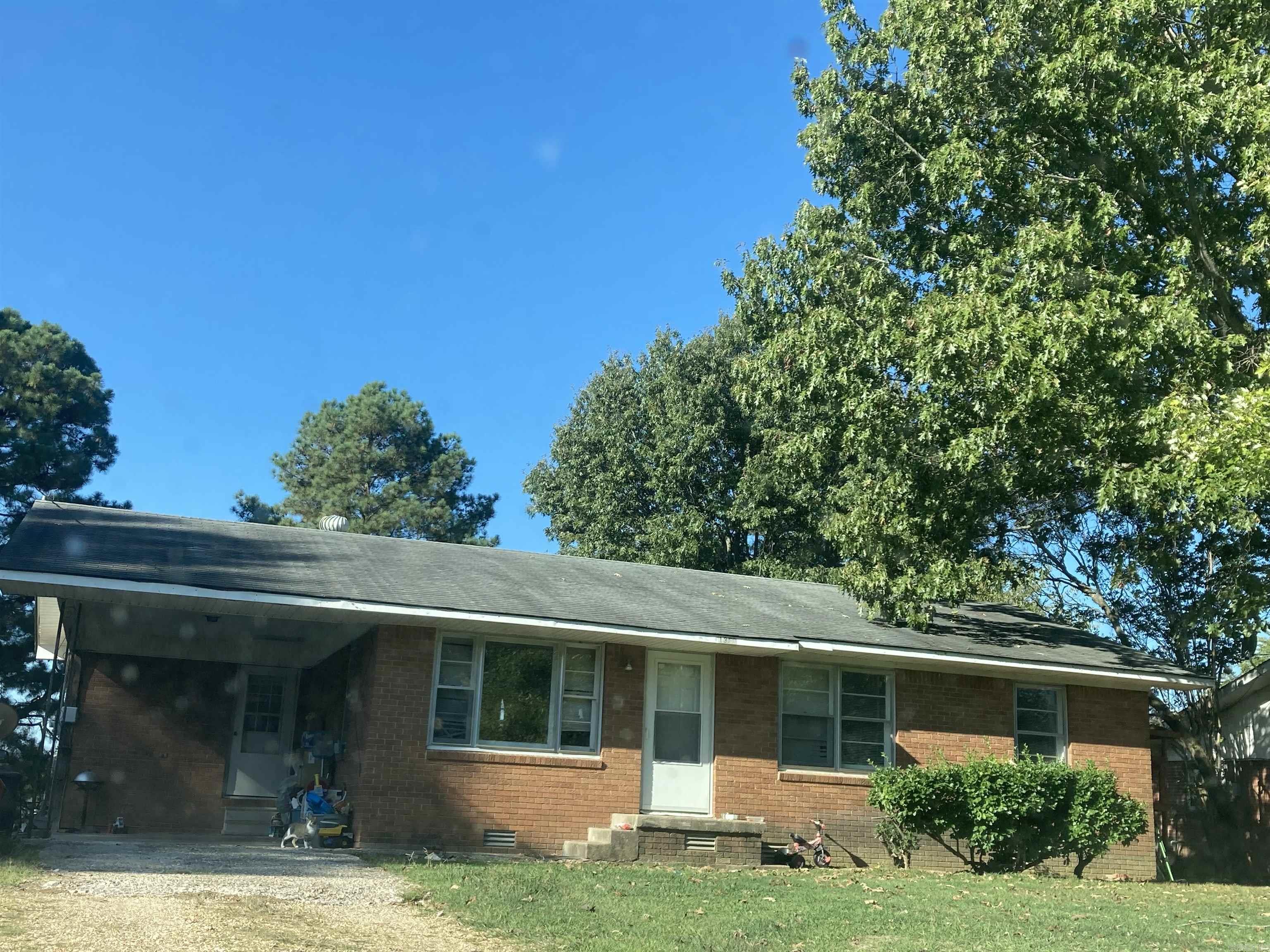 Charming 3 bedroom, 1 bath home with plenty of character. Perfect for first time homebuyers or if you are looking to downsize. Schedule your viewing today! Call the office at 870-598-3869 or call Ashlie Richardson at 870-573-9266