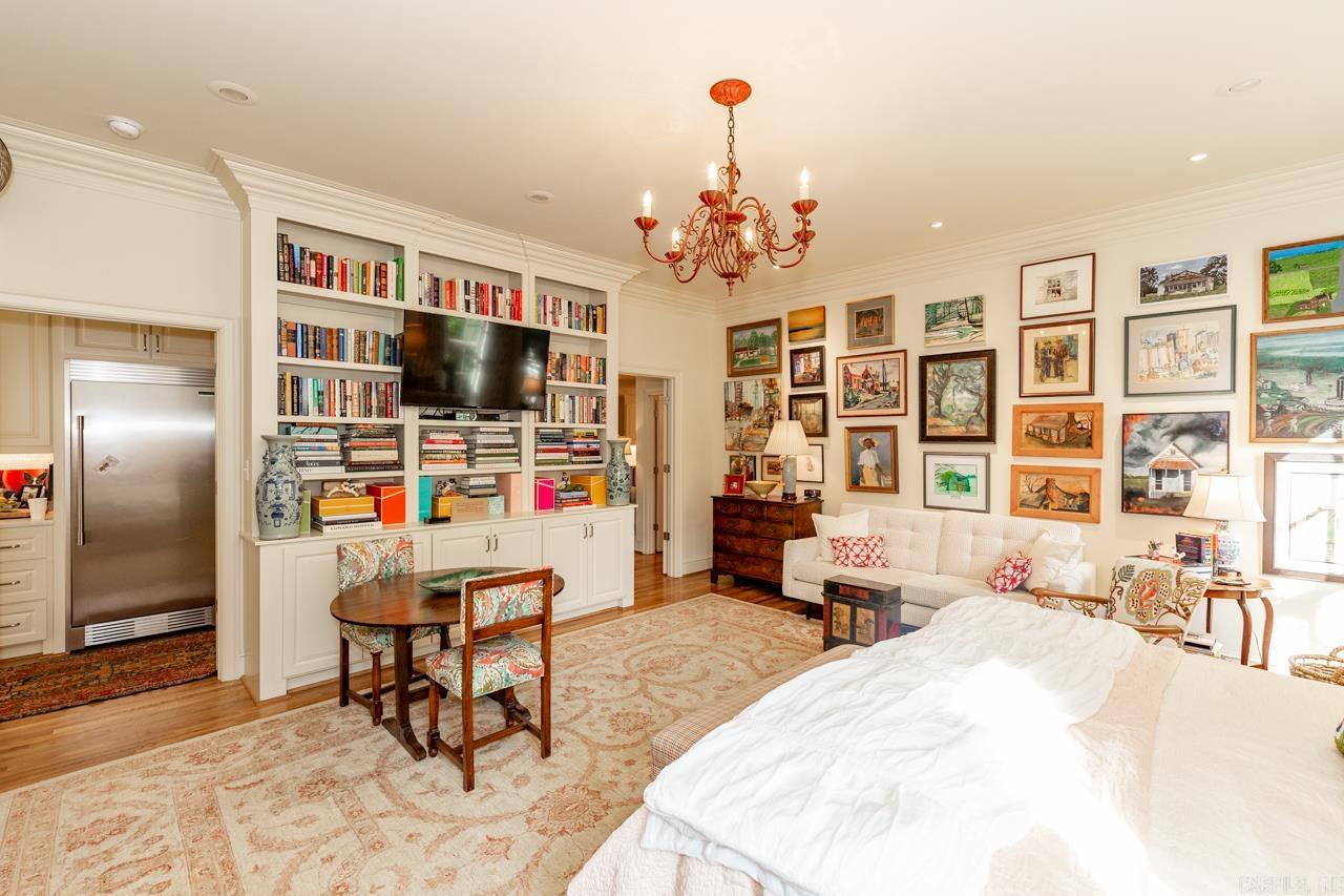 COUNTRY CLUB HGTS - Residential
