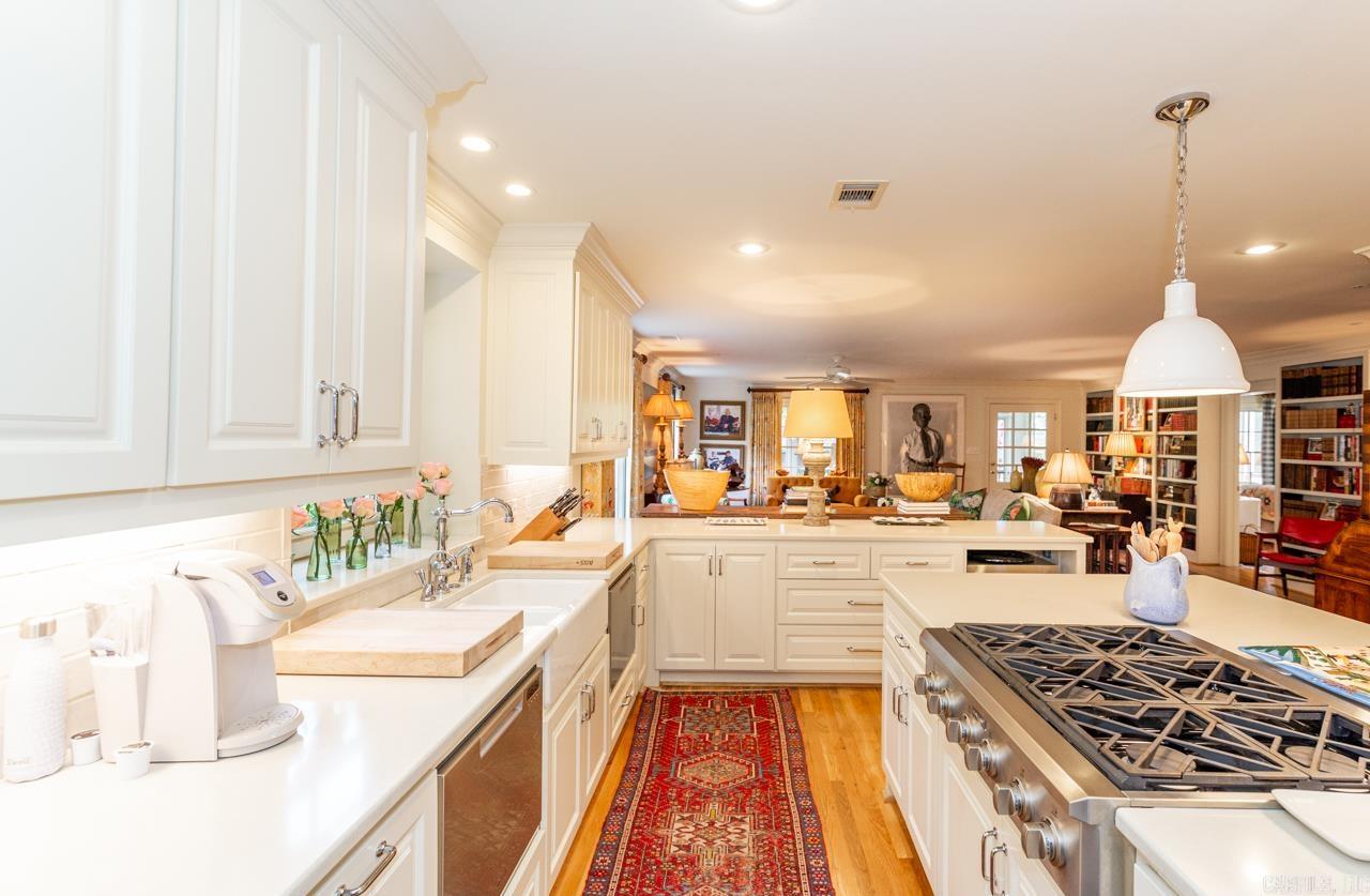 COUNTRY CLUB HGTS - Residential