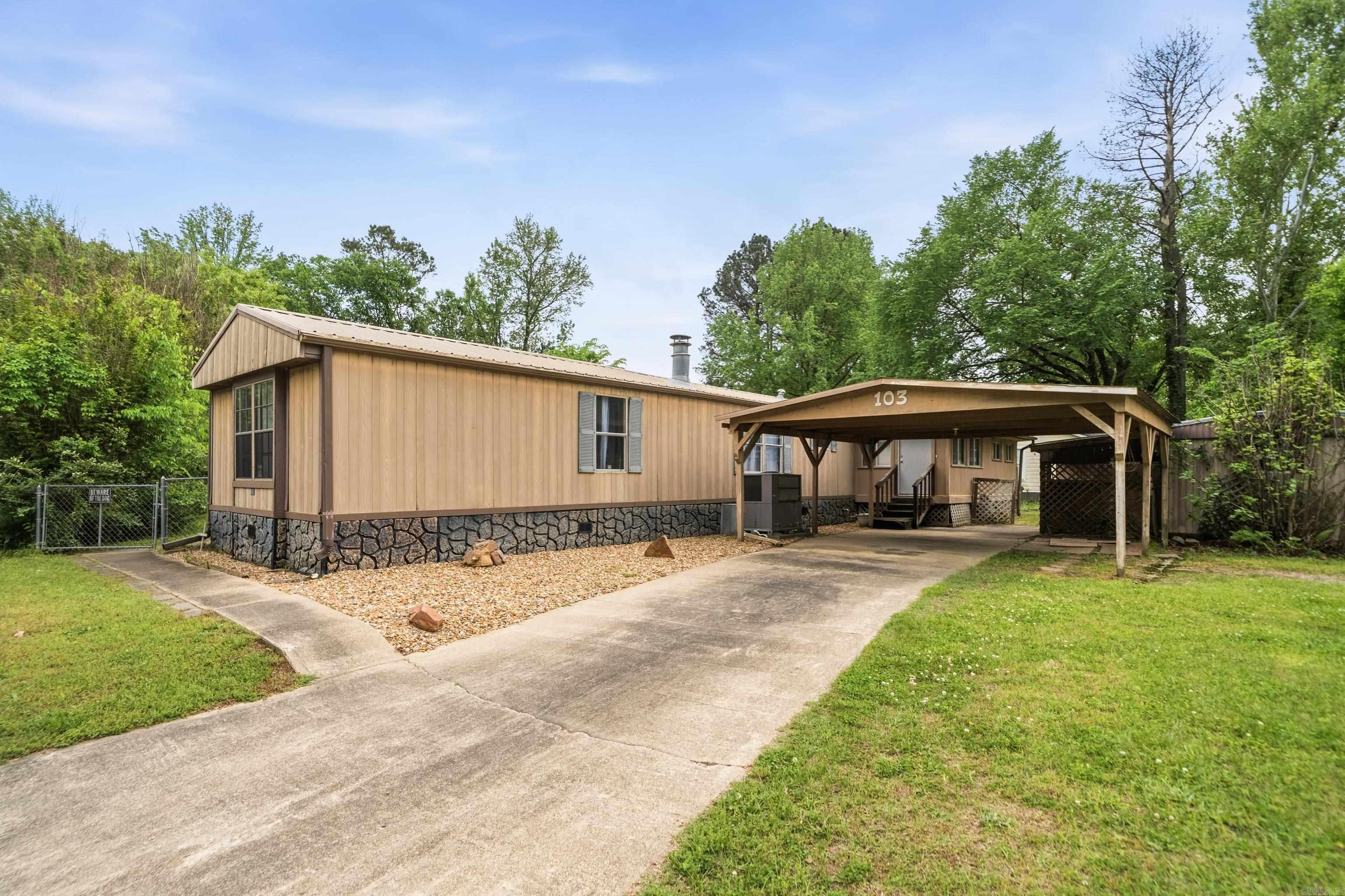 Very nice Mobile Home close to National Park College. 3 Nice Bedrooms and 2 Bathrooms. Nice spacious corner lot. Bonus Room, could be used for Beauty Salon, Barber Shop or Plant Nursery. New Air Conditioner. Storage Building stays. Great Potential!
