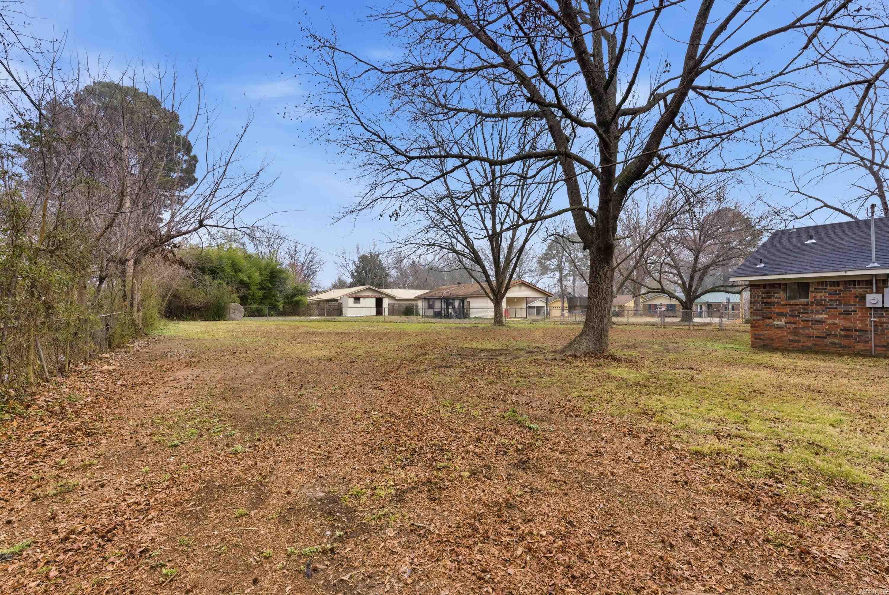 COUNTRY CLUB MANOR - Residential