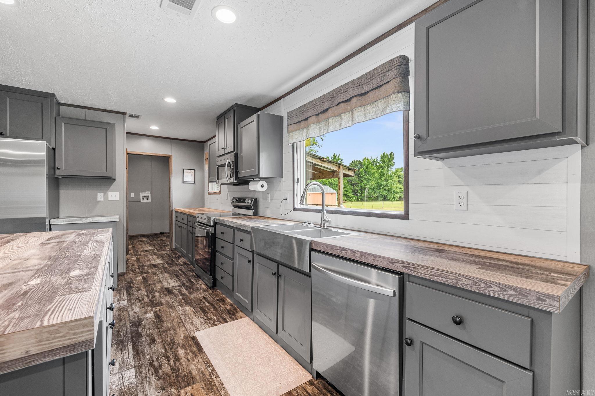 EAST MEADOW - Residential