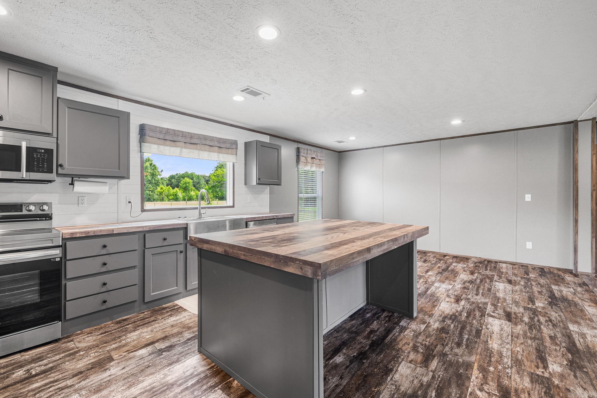 EAST MEADOW - Residential