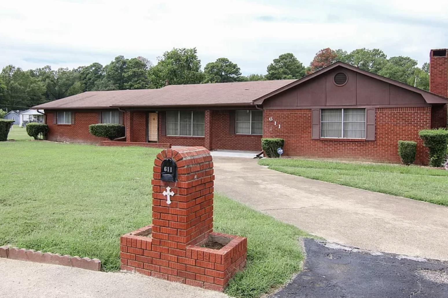 Welcome home in the charming town of Ashdown! This spacious 3 bedroom, 1.5 bathroom home is move-in ready and offers the perfect blend of comfort and convenience. Located in a peaceful neighborhood, this property is a true gem.