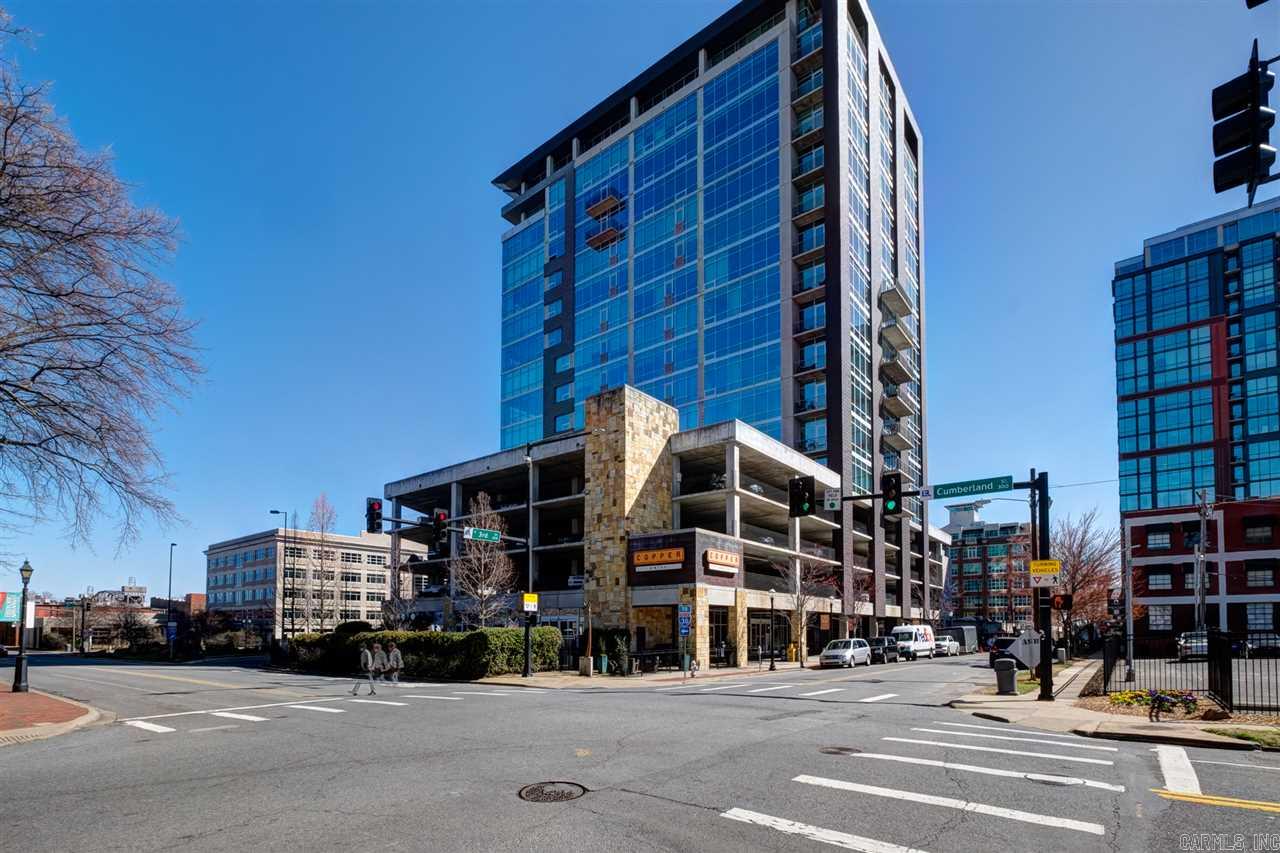 Outstanding two bedroom,2 bathroom condo in downtown Little Rock! Unit features nice size living/dining area open to kitchen. Floor to ceiling windows w/solar shades overlooking Little Rock skyline. Beautiful hardwood floors in living area, breakfast bar and stainless steel appliances are a few features. Amenities include concierge service, exercise room, pool, hot tub, party room & dog run. $130.31 reserve contribution that will dissolve.