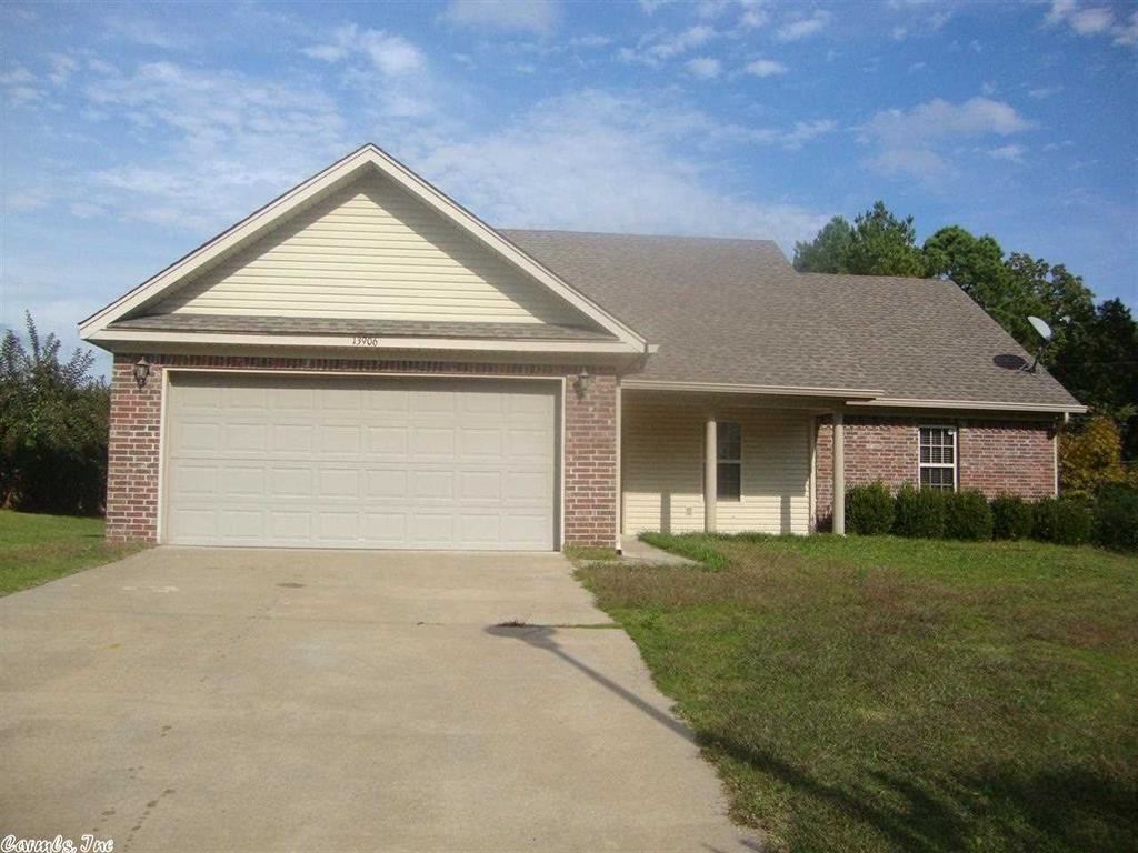 Very nice 3 bedroom 2 bath home in a cul-de-sac. wonderful family friendly BIG backyard. Open floor plan with a laundry room, fireplace and pantry. Make this your new home today. please SEE  CONFIDENTIAL REMARKS