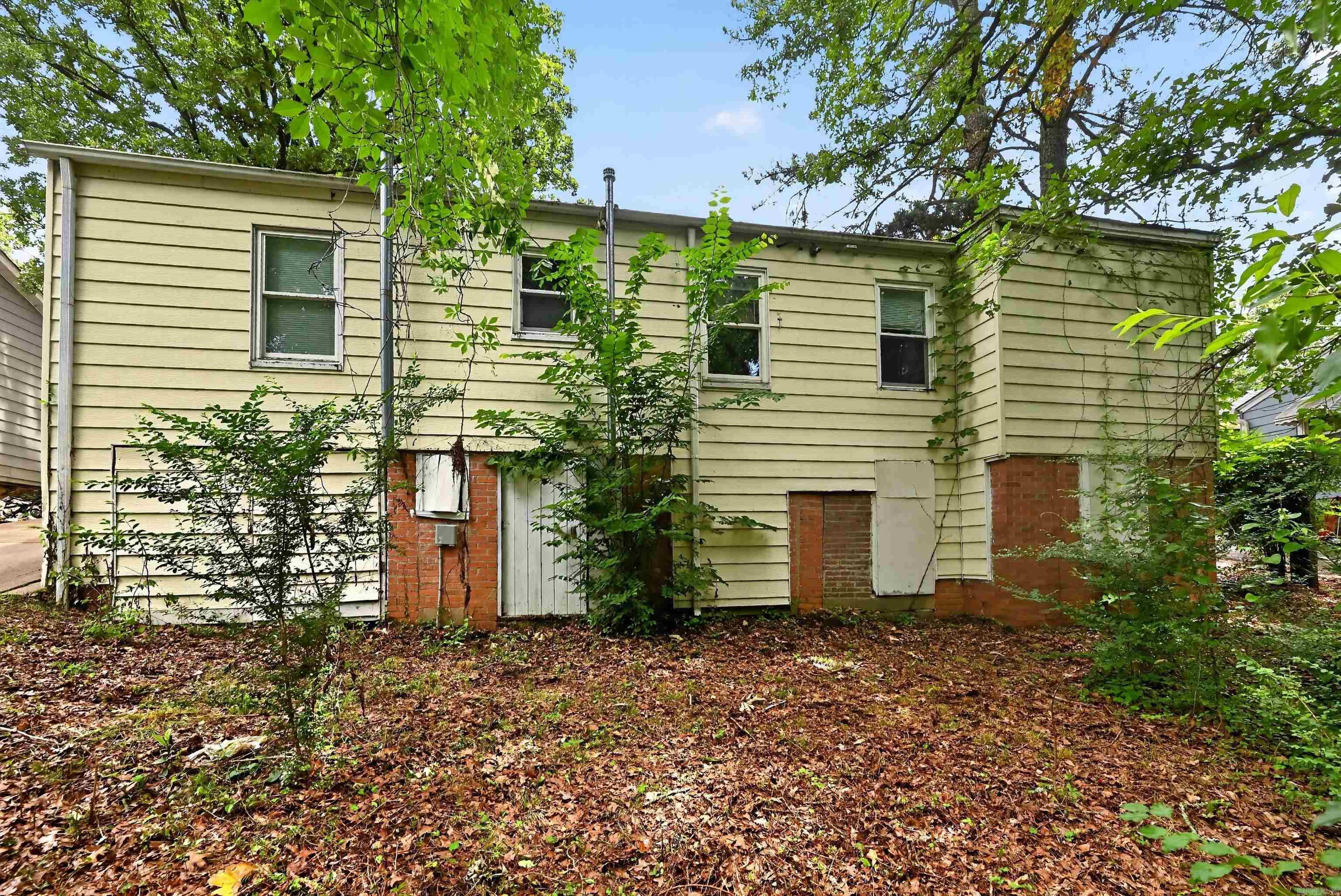Perched in an established neighborhood, this charming 3-bedroom, 1-bathroom cottage offers nearly 1,000 square feet of efficiently designed living space. Originally built in 1950, the home features a timeless single-story layout with a classic exterior and a manageable, level lot of approximately a quarter-acre. The property provides a fantastic opportunity for those seeking a home with character and a solid foundation in a quiet North Little Rock community. Residents enjoy being just a stone’s throw from the scenic walking trails and recreational activities of Lakewood Lakes and the community amenities at Old North Hills Park. This location is perfect for easy commuting, situated just minutes from the major retail and dining corridor on JFK Boulevard (Hwy 107), with swift access to I-40 and Hwy 67/167 for a direct route to downtown Little Rock and Camp Robinson