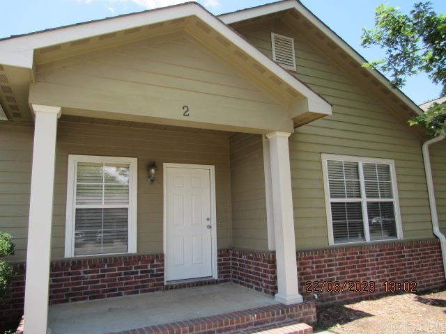 Well maintained 3-bedroom unit located in the highly sought after Stonegate! This unit is all electric and offers all kitchen appliances including refrigerator, washer & dryer, 2-inch blinds throughout, 9-foot ceilings, covered rear patio, recently painted interior walls & trim, stained concrete floors throughout, and more!***PLEASE NOTE WE DO NOT ADVERTISE ON CRAIGSLIST OR FACEBOOK MARKETPLACE. ANY LISTING OF OURS SEEN IS A SCAM!!!***