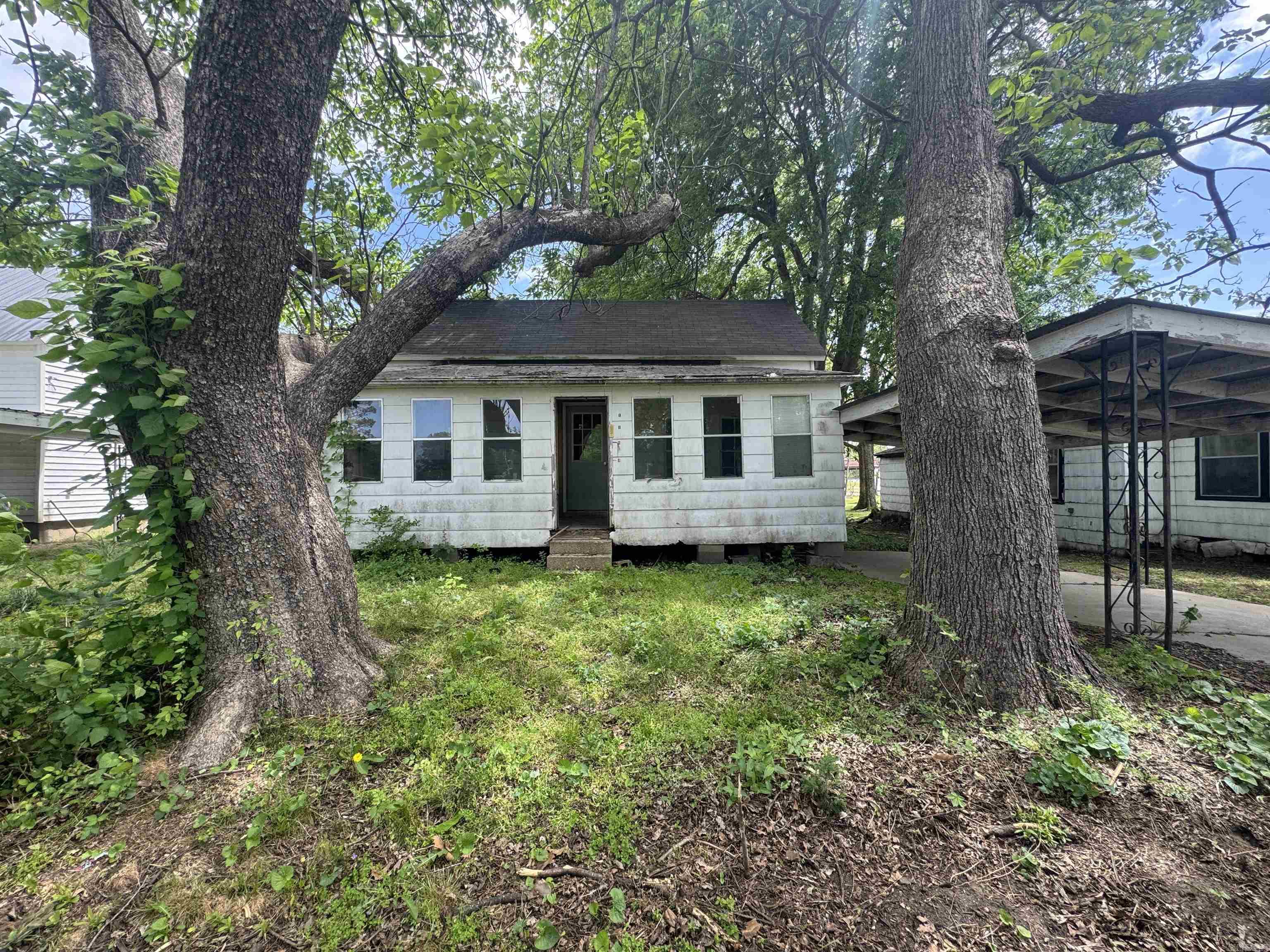 Investors here is a house for you. If you are looking to flip a home or add to your rentals this is the house for you. This house could be made into a cute place with a little work to it.