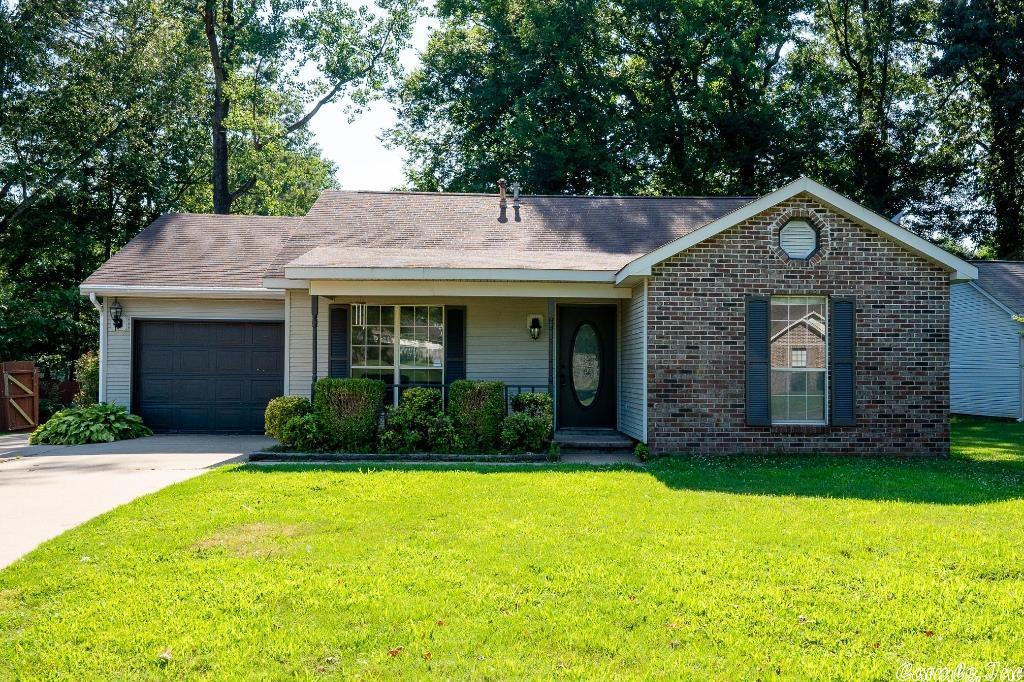 BEAUTIFUL 3 BED 2 BATH HOME. THIS FANTASTIC HOME FEATURES NEUTRAL PAINT, NEW CARPET IN BEDROOMS, TILE IN WET AREAS, WOOD LAMINATE IN HIGH TRAFFIC AREAS, FULLY FENCED BACK YARD WITH NICE DECK AND MUCH MORE. SUPER CLEAN AND MOVE IN READY