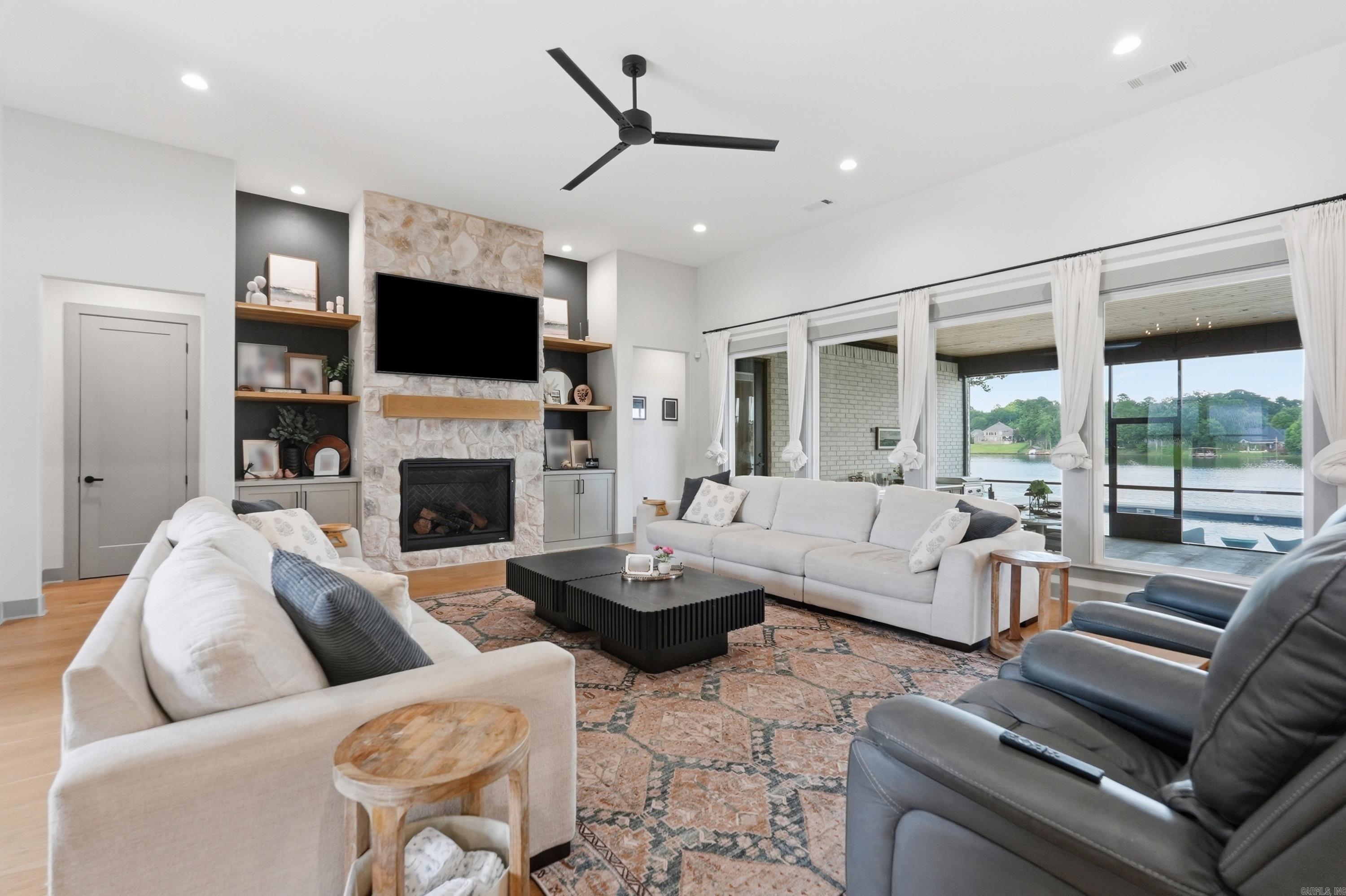 THE POINTE HURRICANE ESTATES - Residential