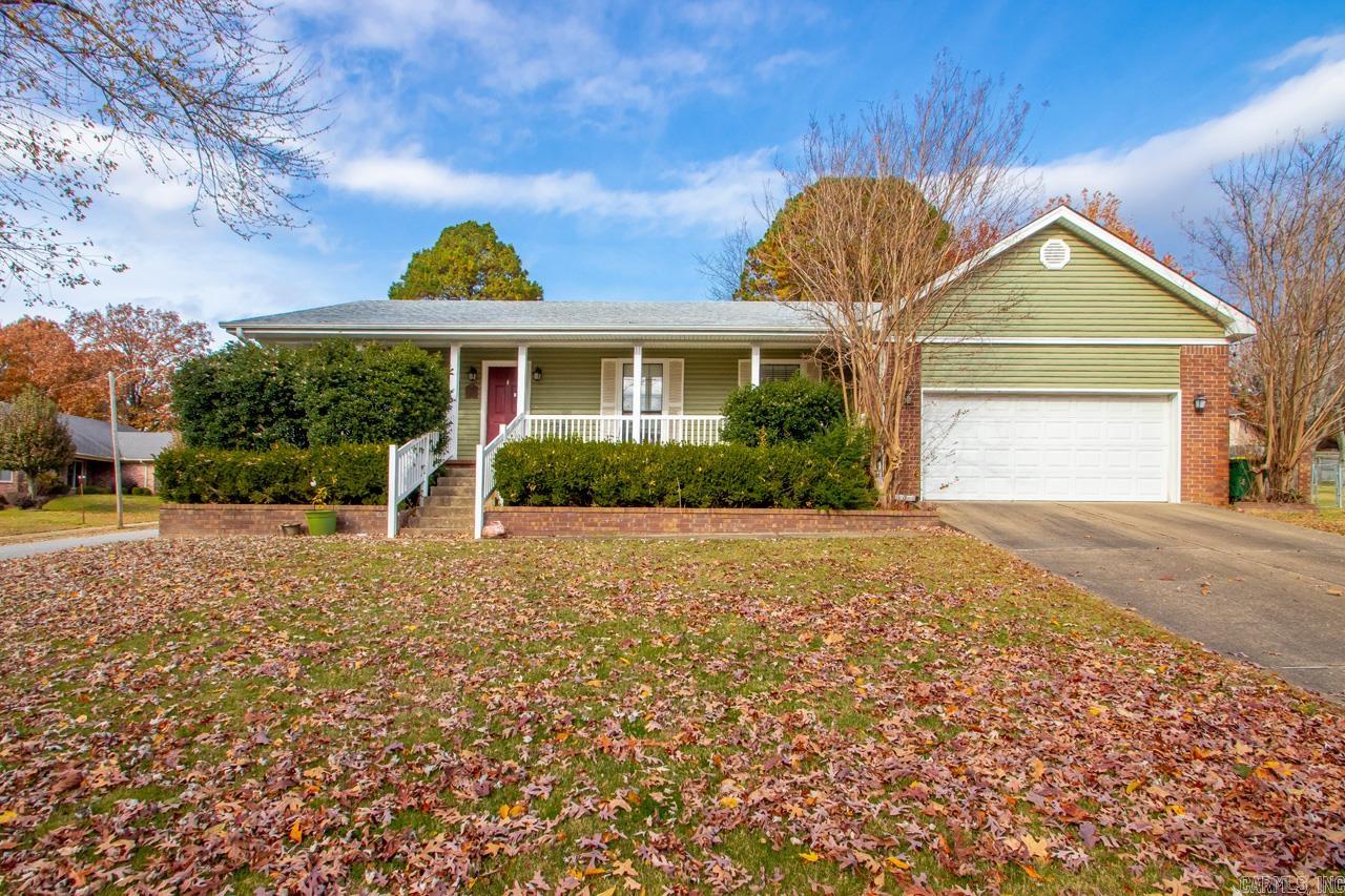 Prime location, 3 bedrooms,2 bath, Close to Baker Elementary, shopping dining and more. Enjoy the amenities to the neighborhood... Pool, playground, and tennis courts. Great neighborhood! Don't miss it at this great price! New Roof/siding